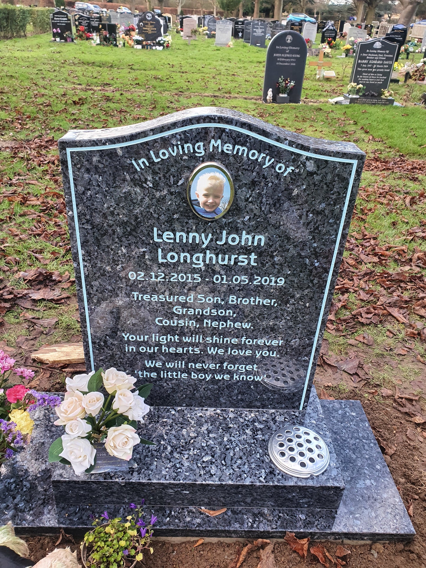 Ogee shaped memorial with optional pin line design
