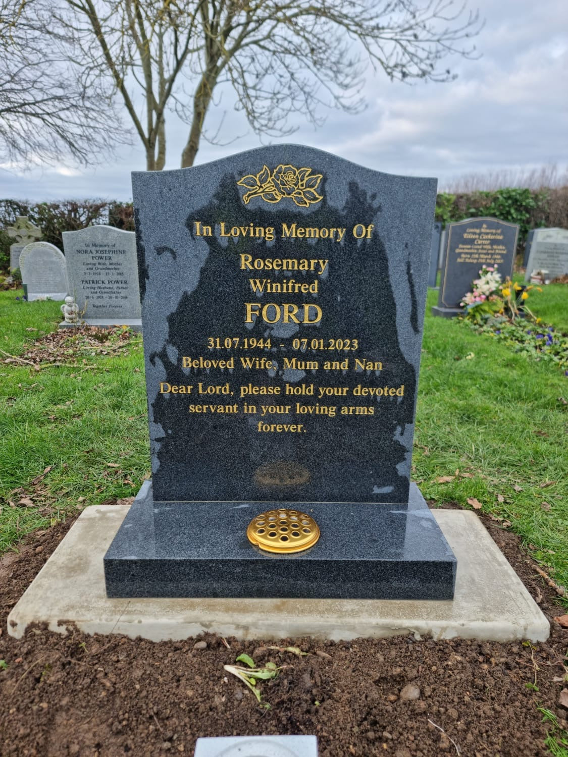 Ogee shaped memorial with optional star design