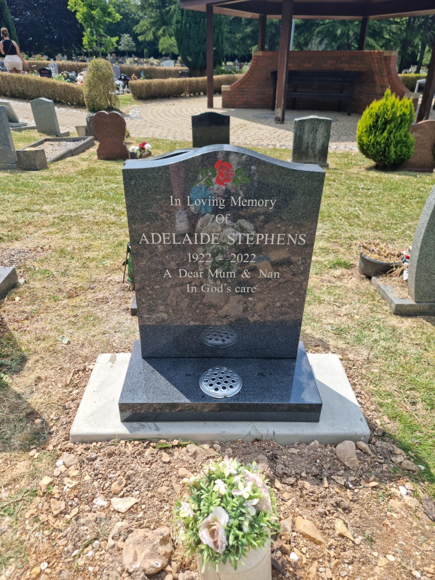 Ogee shaped memorial with optional pin line design