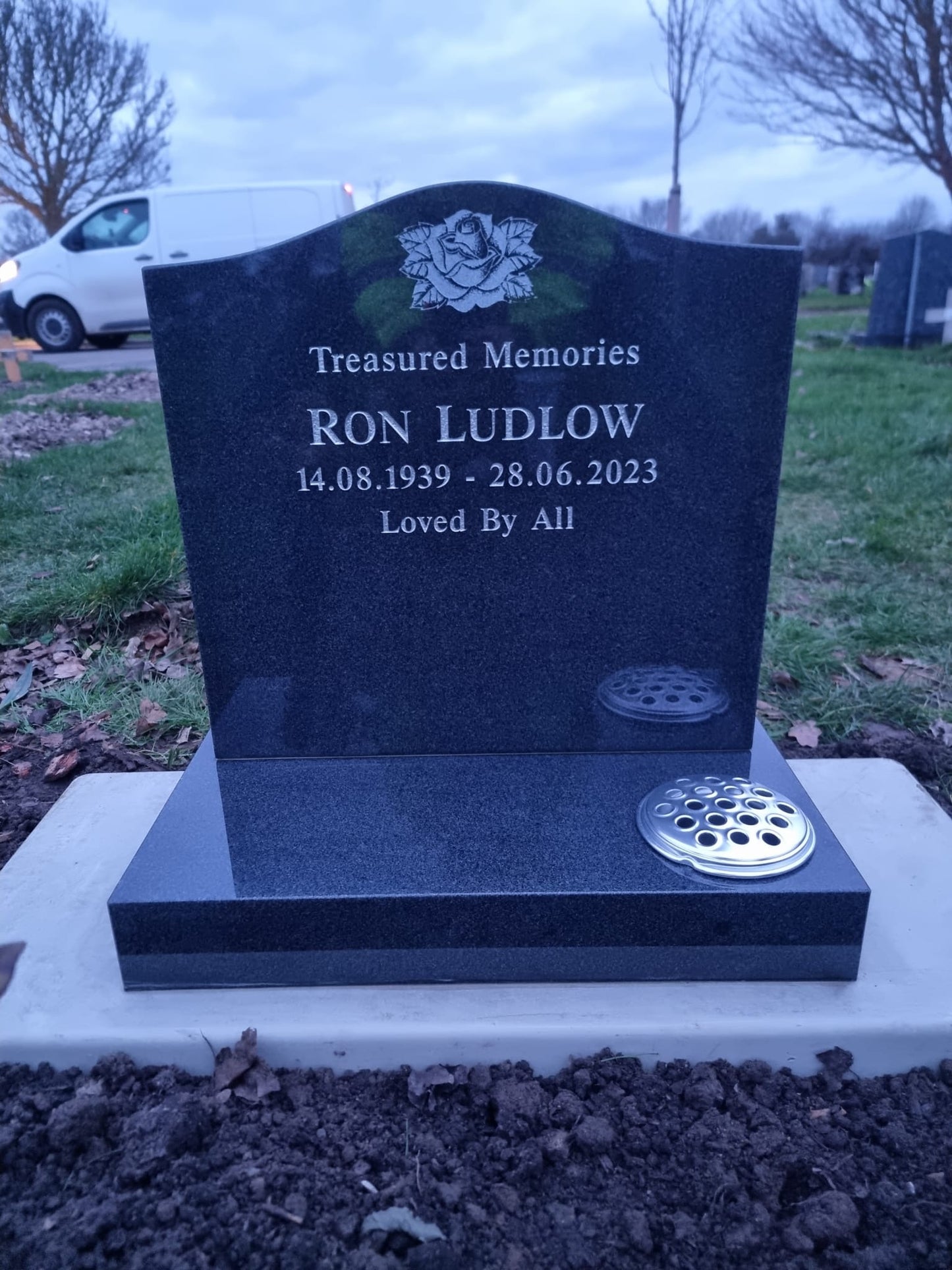 Ogee shaped memorial on rectangle shaped base