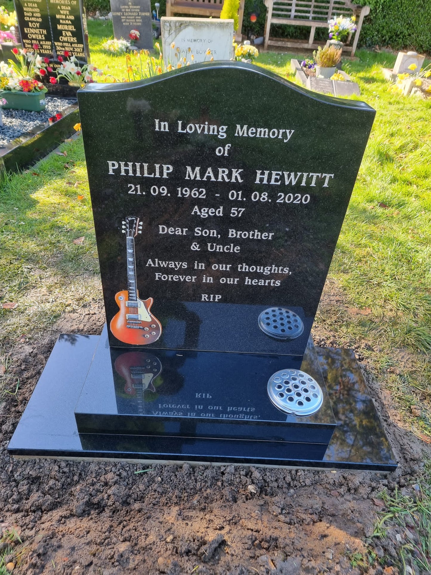 Ogee shaped memorial with optional pin line design