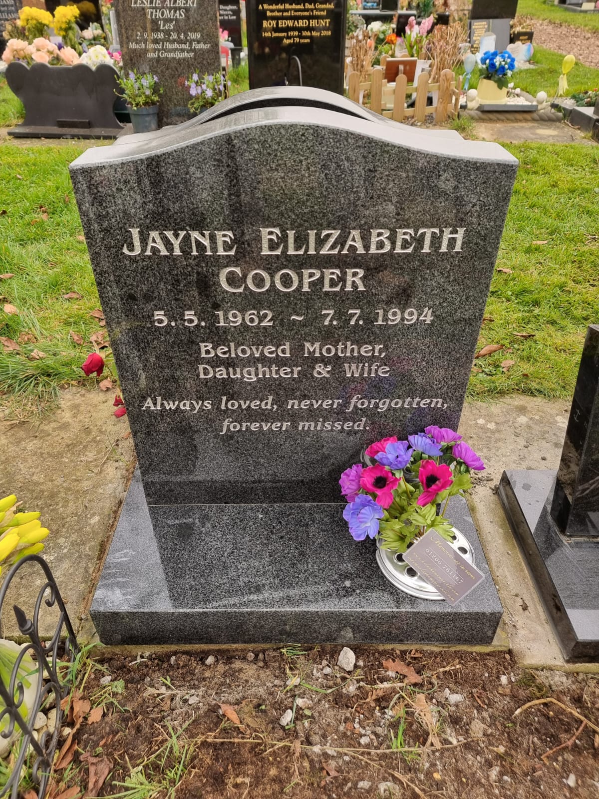 Ogee shaped memorial with optional star design