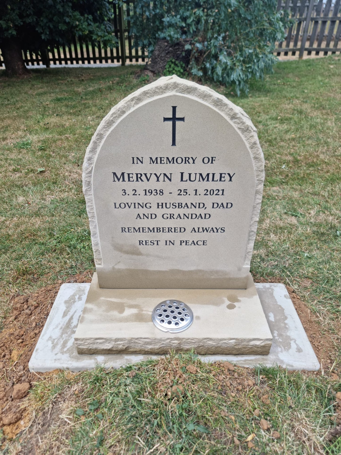 Rustic edge, pitched margin, round top memorial