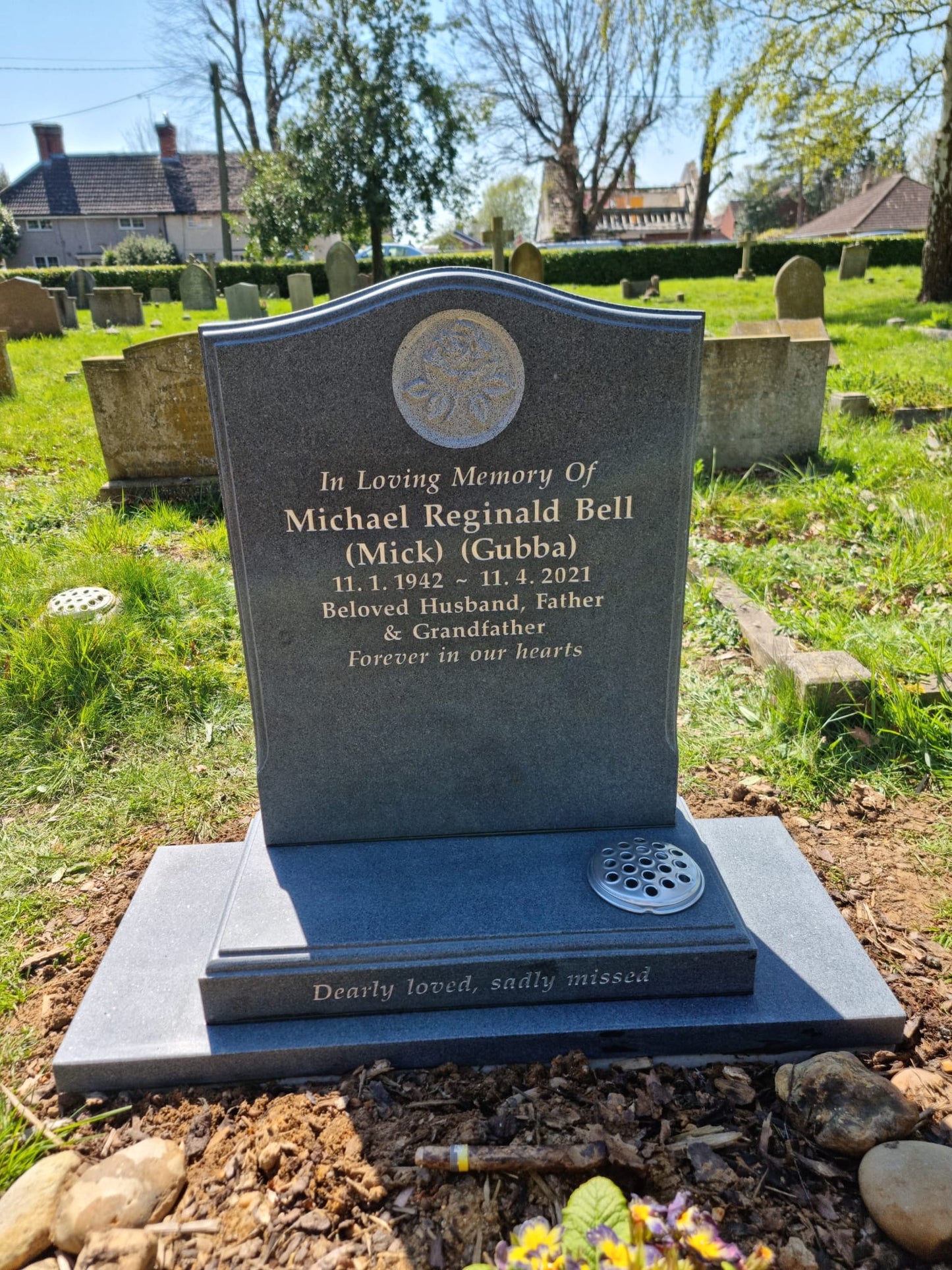 Ogee shaped memorial with optional pin line design