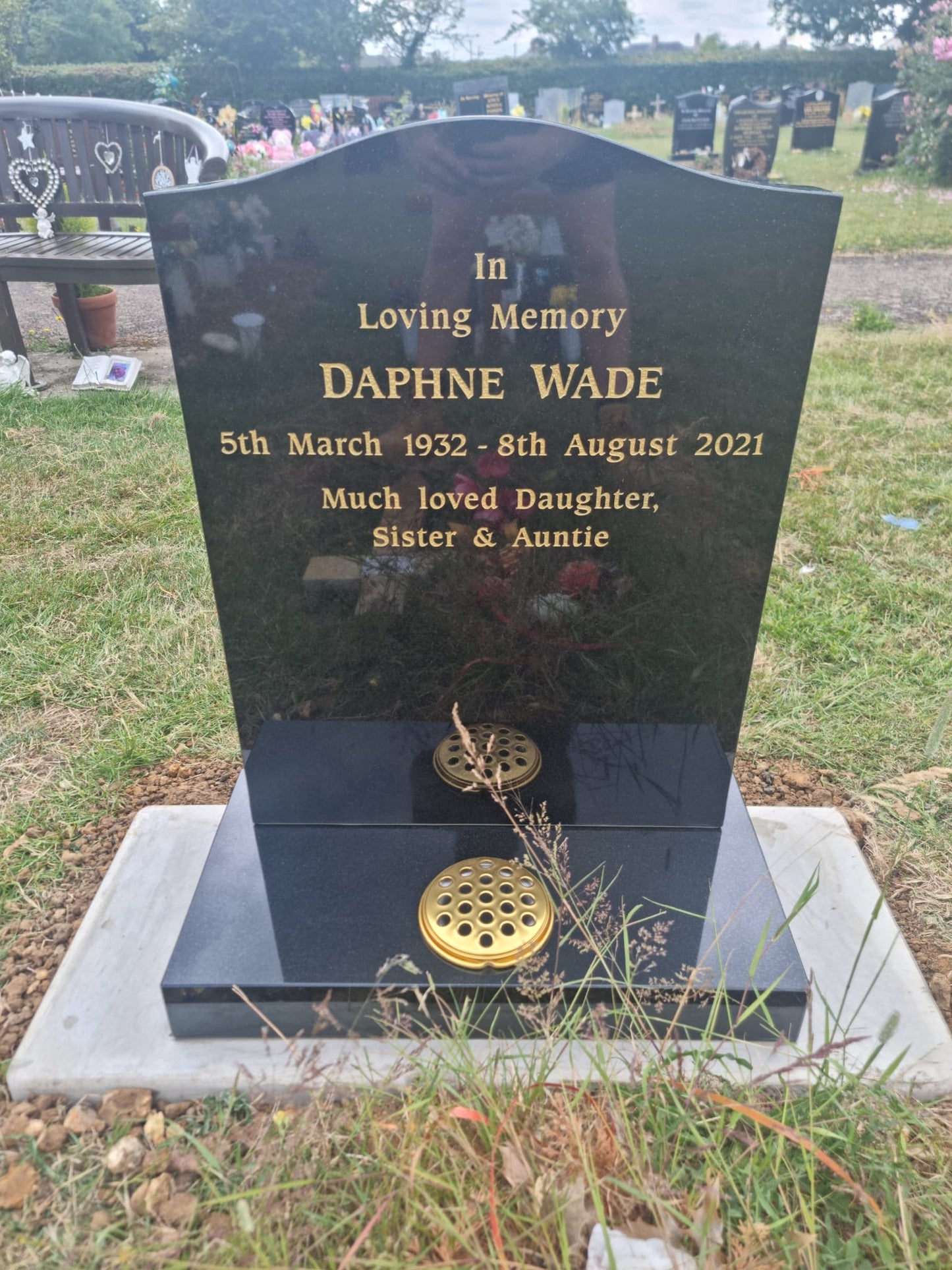 Ogee shaped memorial with optional pin line design