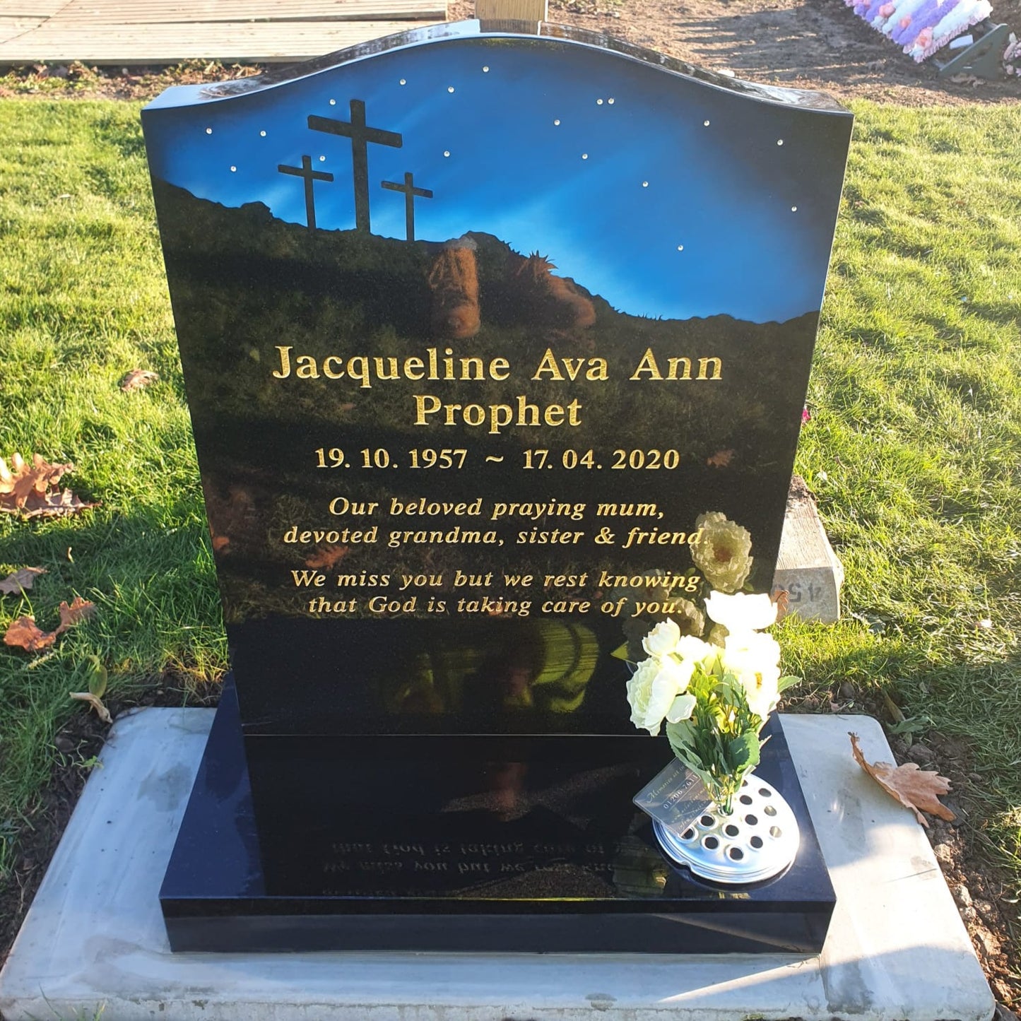 Ogee shape memorial with sandblasted & painted crucifix scene