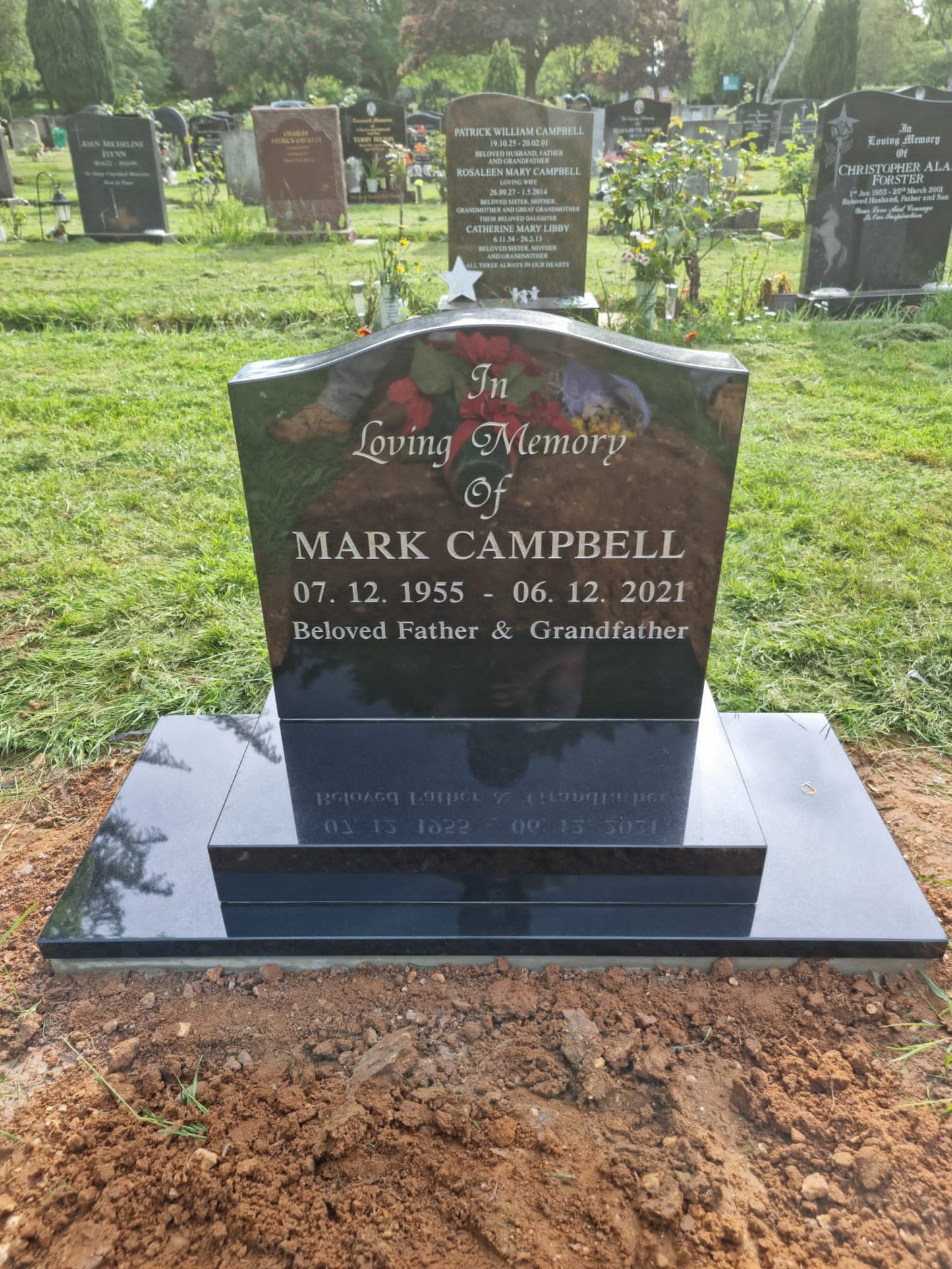 Ogee shaped memorial with optional star design