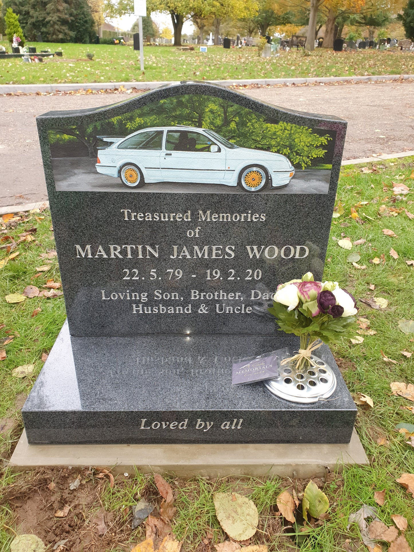 Ogee shaped memorial with optional star design