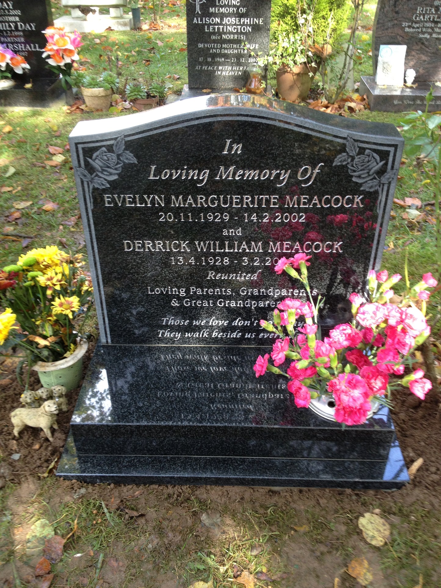 Ogee shaped memorial with optional star design