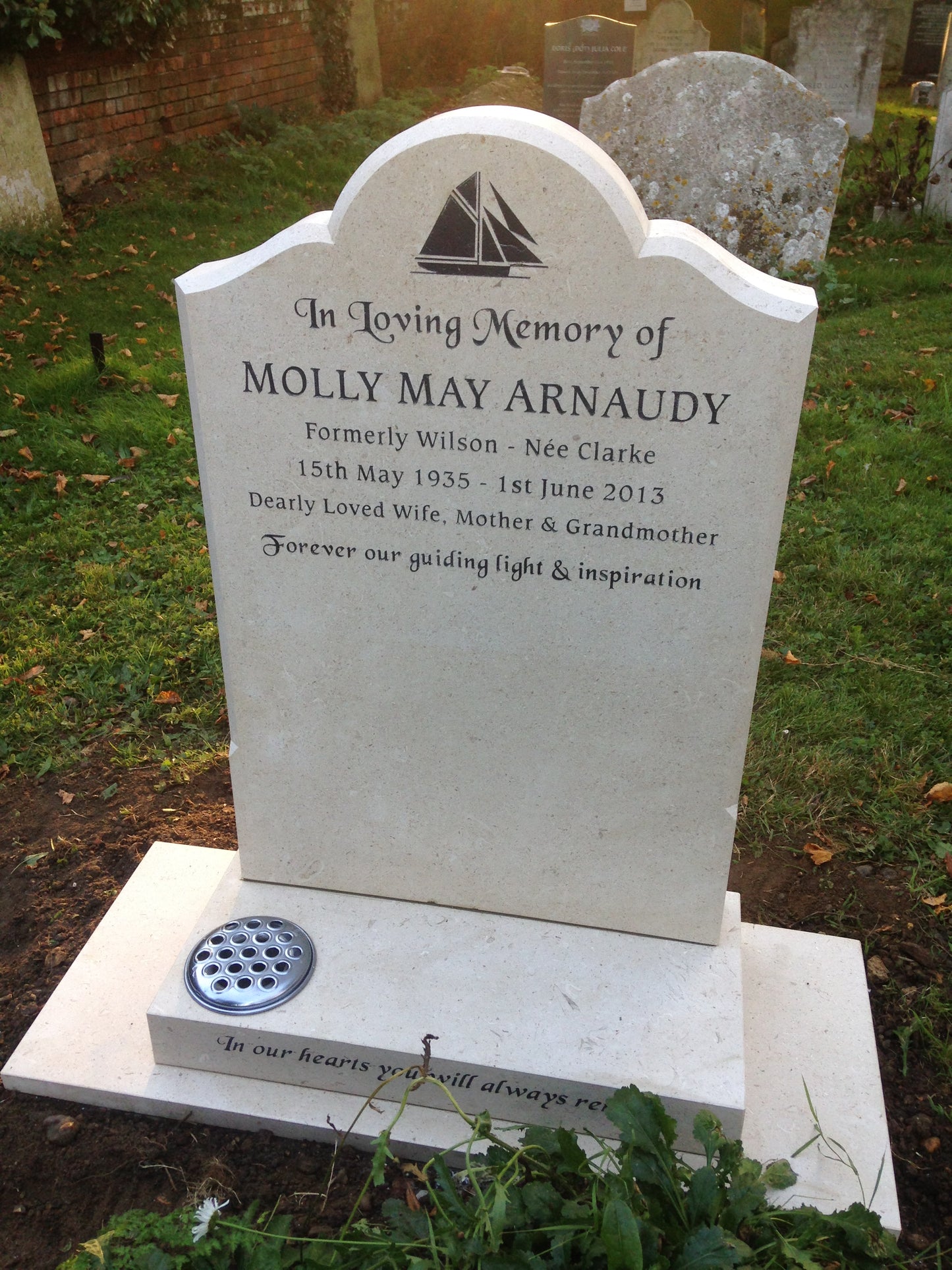 Trefoil shaped memorial with block base & square vase