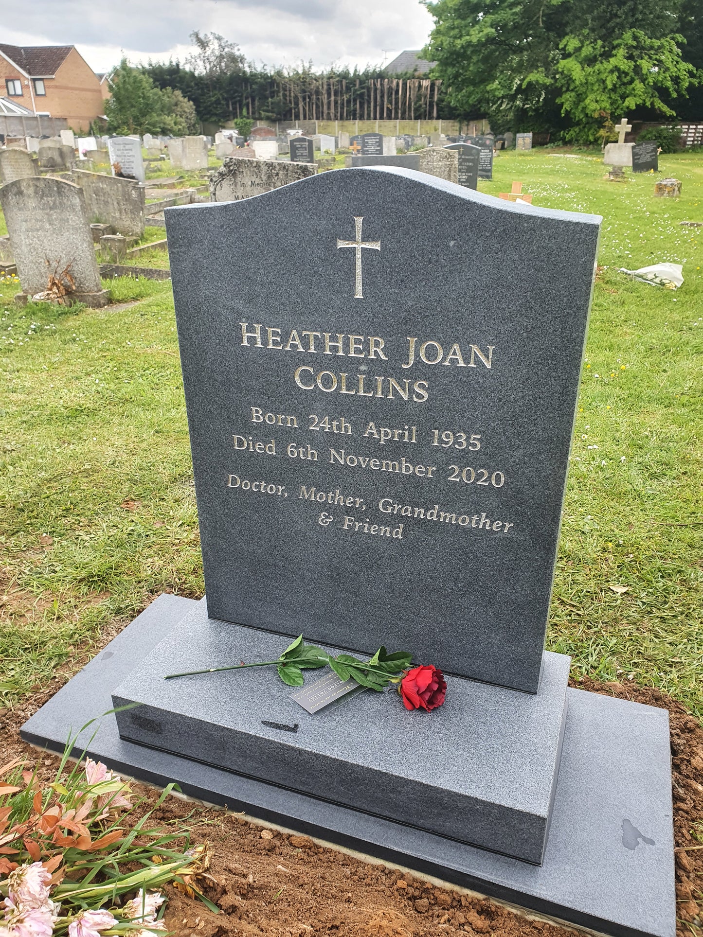 Ogee shaped memorial with optional pin line design