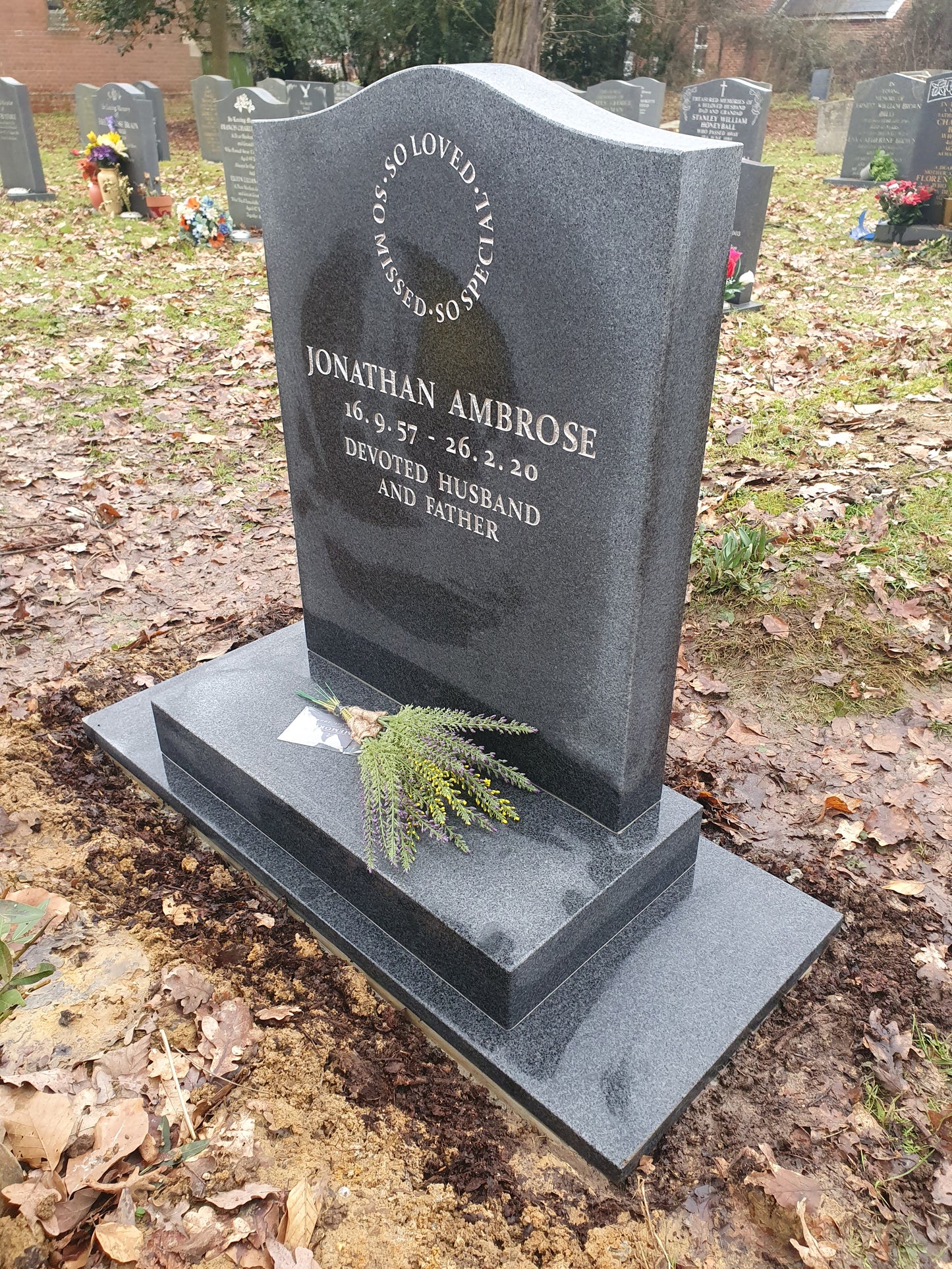 Ogee shaped memorial with optional pin line design