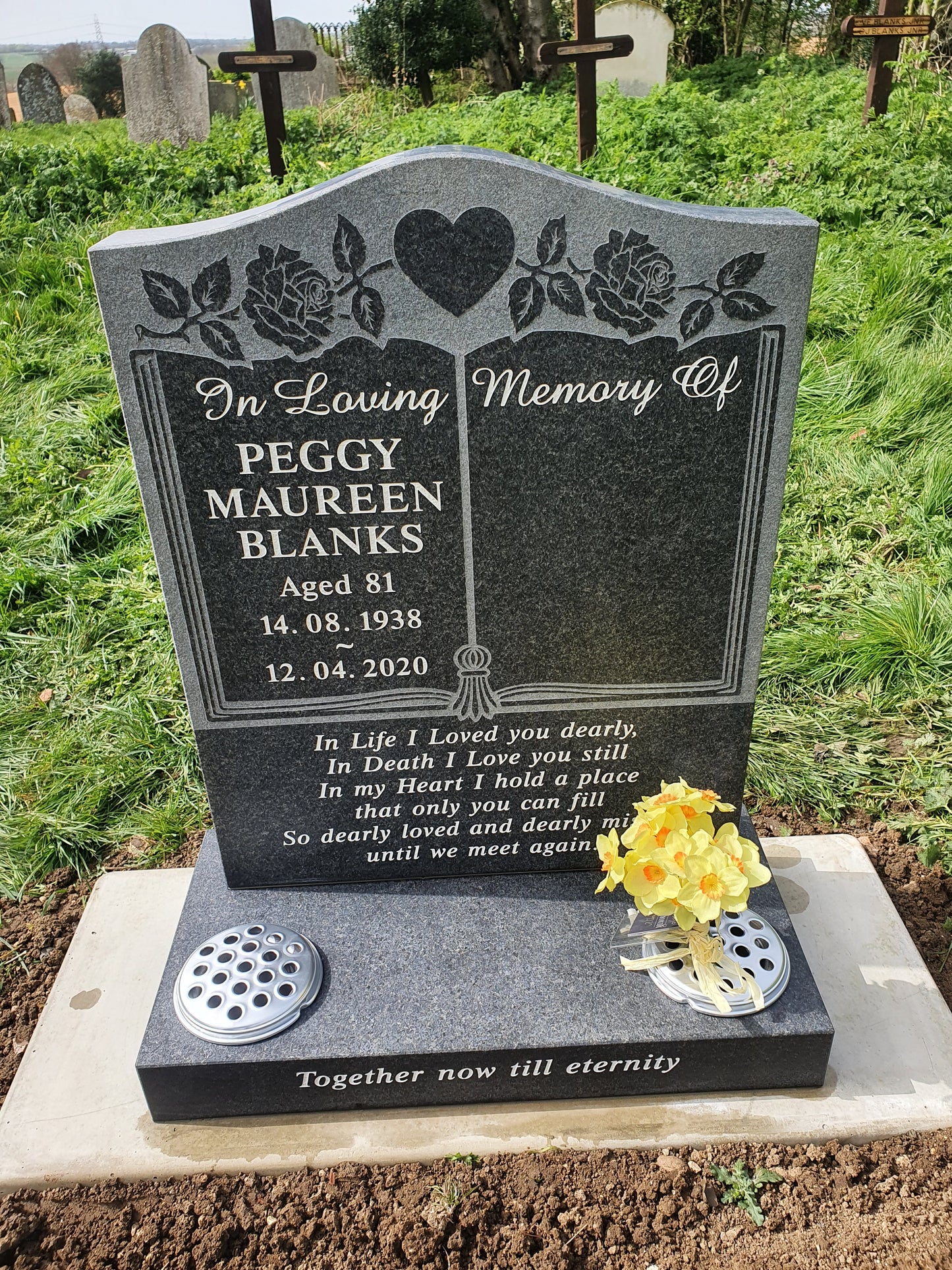 Ogee shaped memorial with optional pin line design