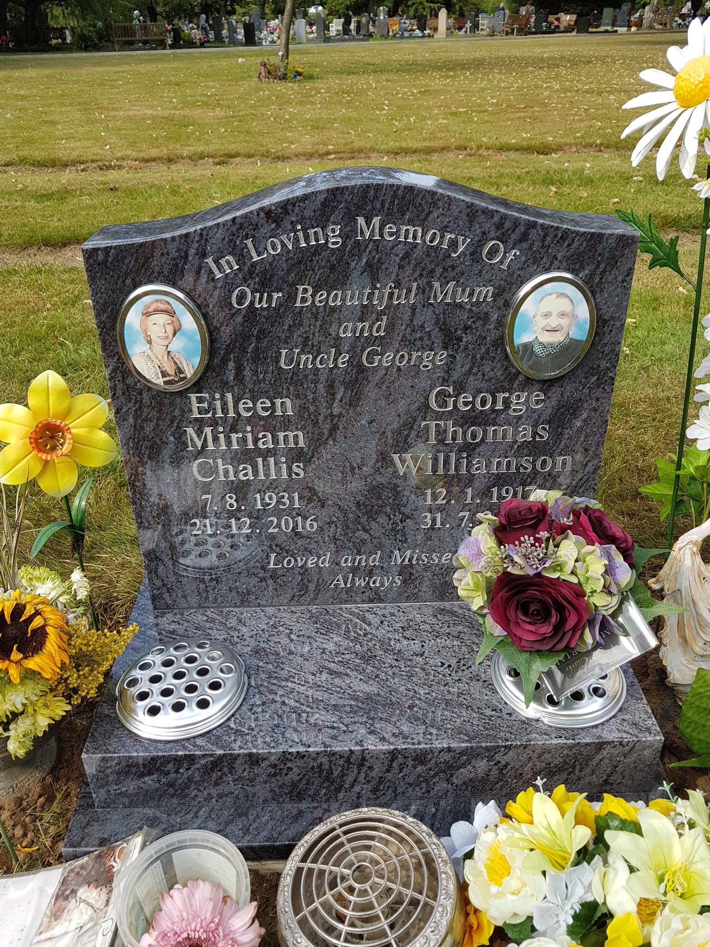 Ogee shaped memorial with optional star design