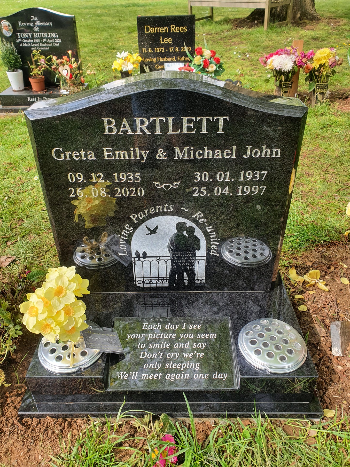 Ogee shaped memorial with optional star design