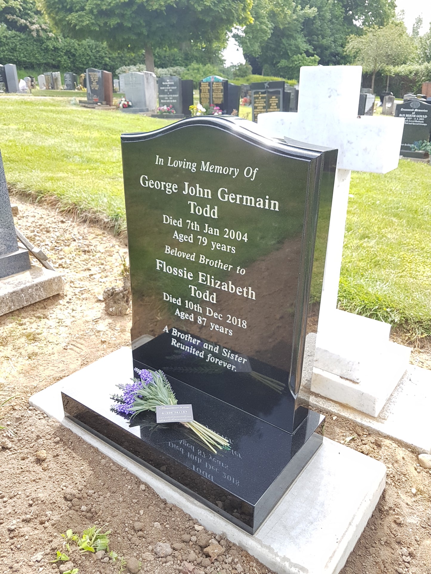 Ogee shaped memorial with optional star design