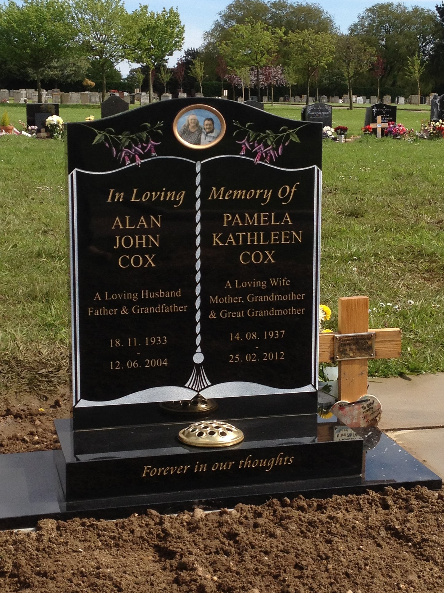 Ogee shaped memorial with optional pin line design