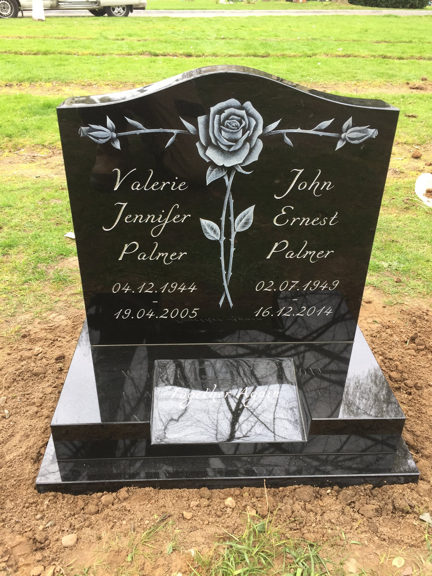Ogee shaped memorial with optional star design