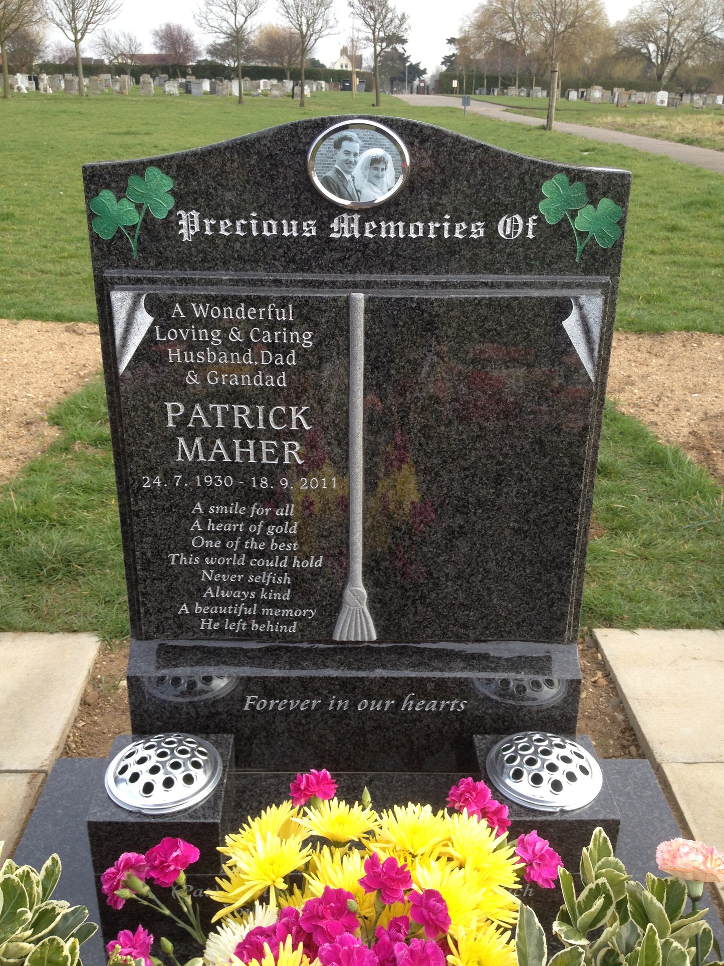 Ogee shaped memorial with optional star design