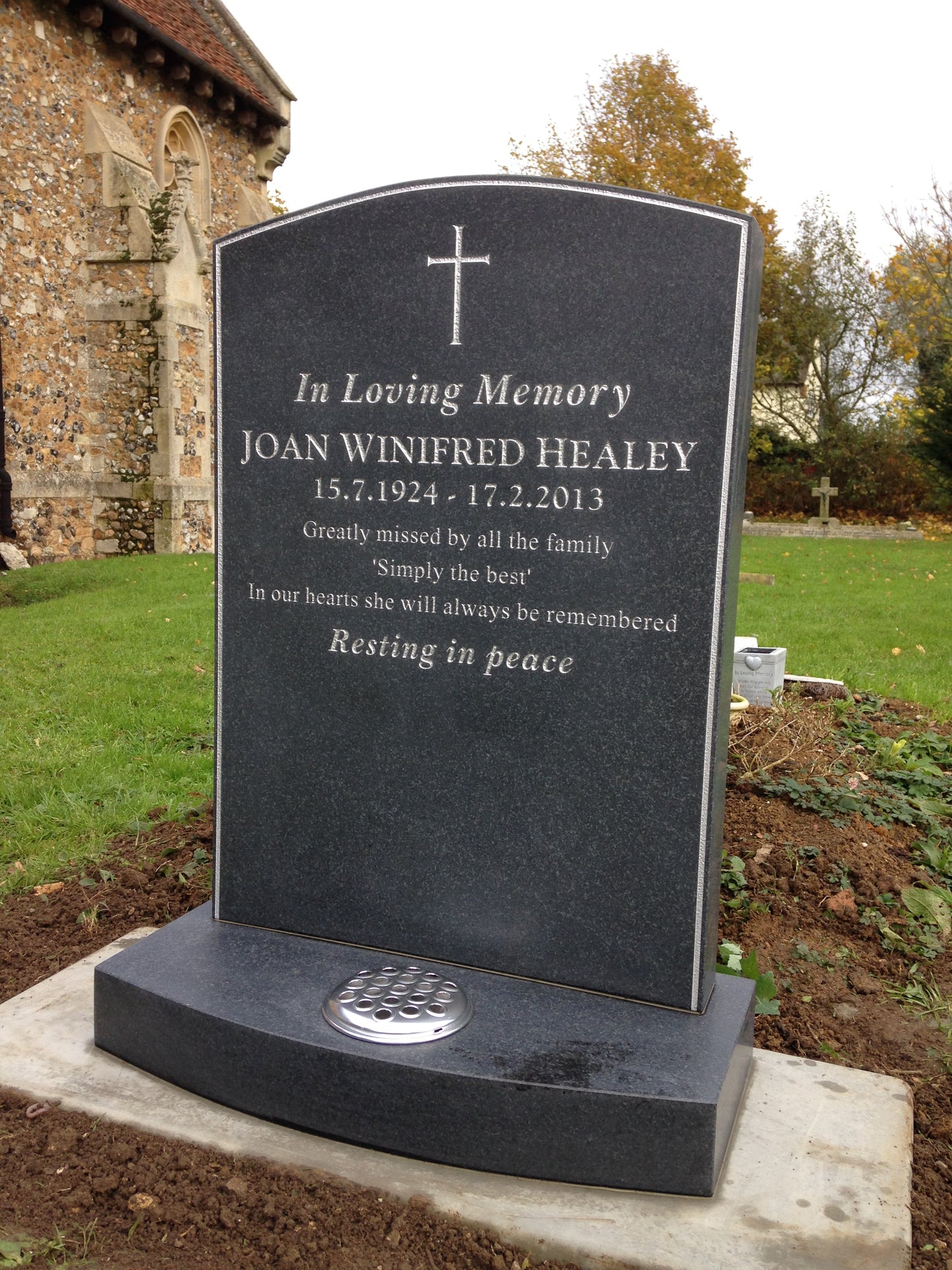 Ogee shaped memorial with optional pin line design