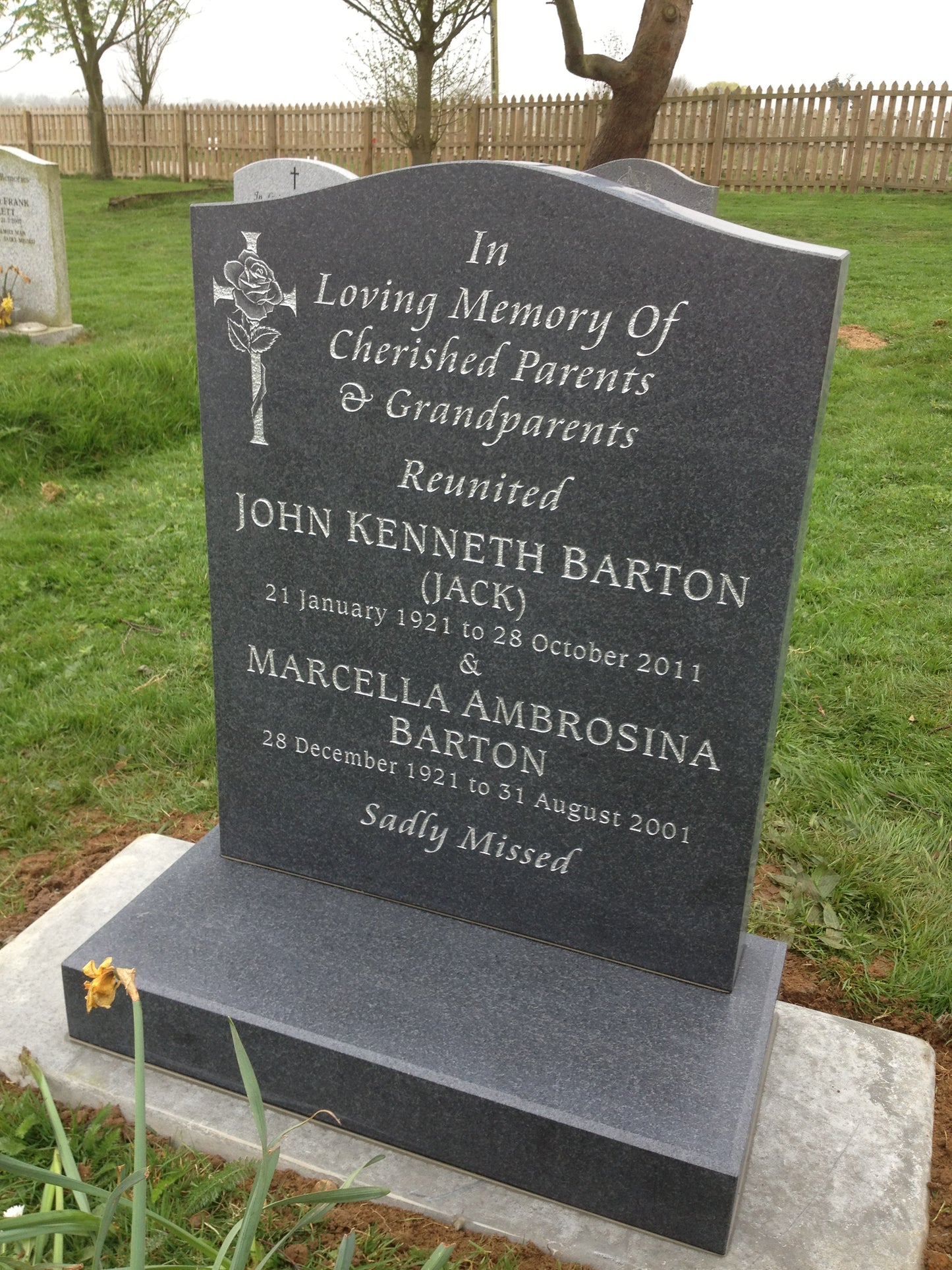 Ogee shaped memorial with optional pin line design