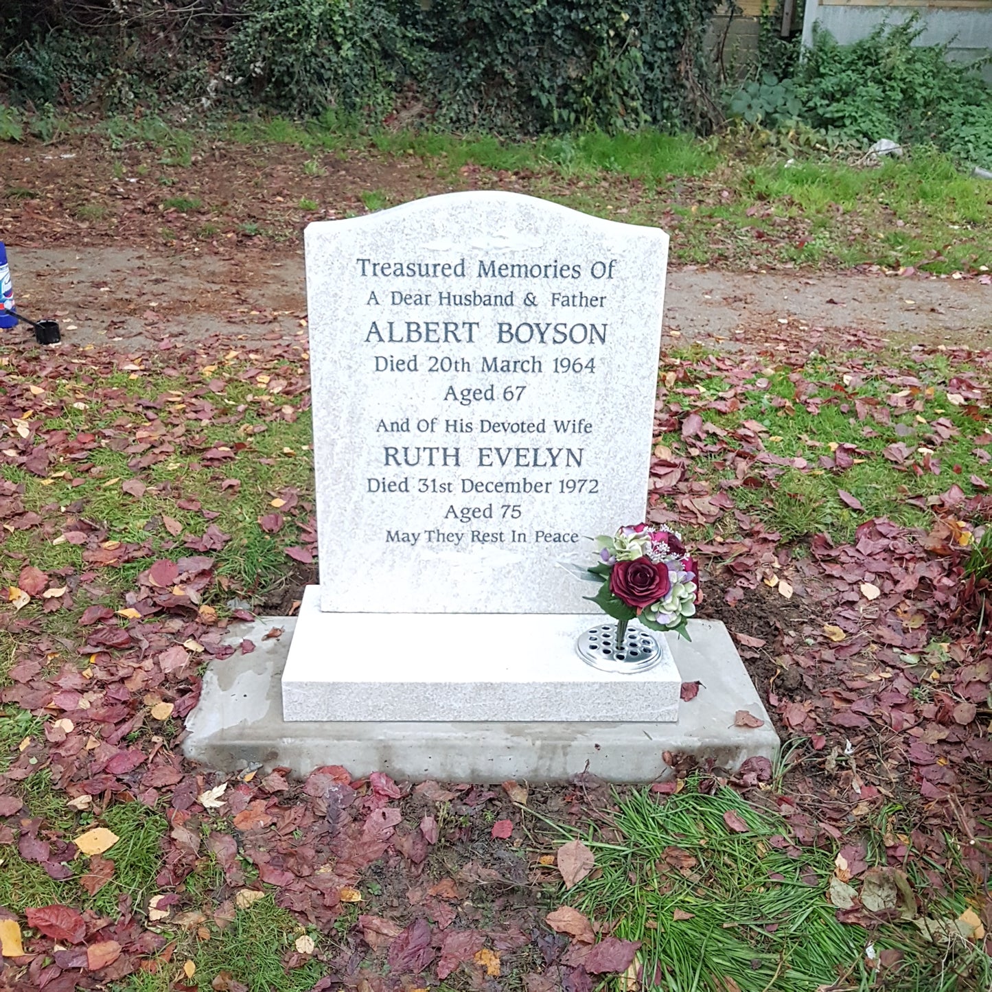 Ogee shaped memorial with optional star design