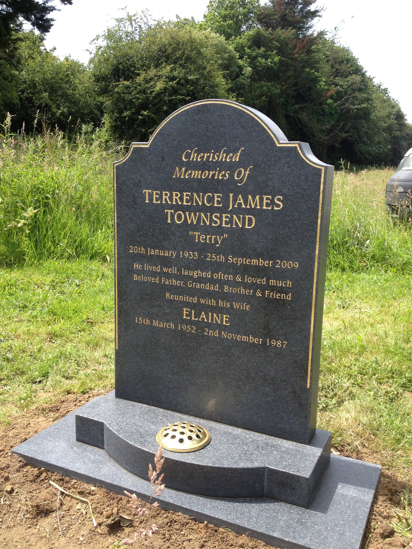 Ogee shape memorial with curved shoulders and bow base to match