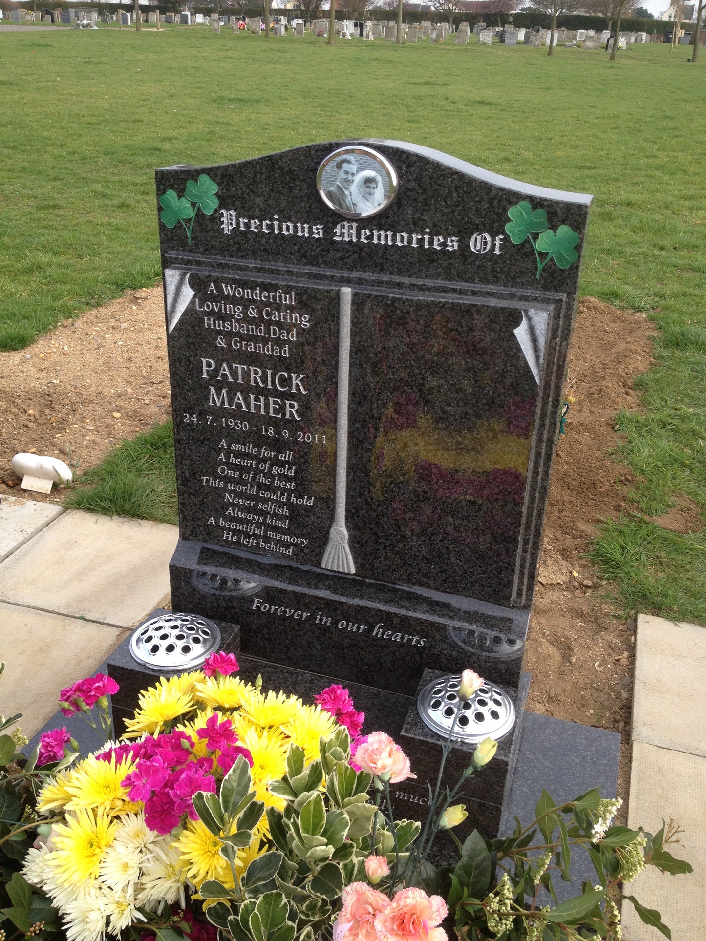 Ogee shaped memorial with optional star design