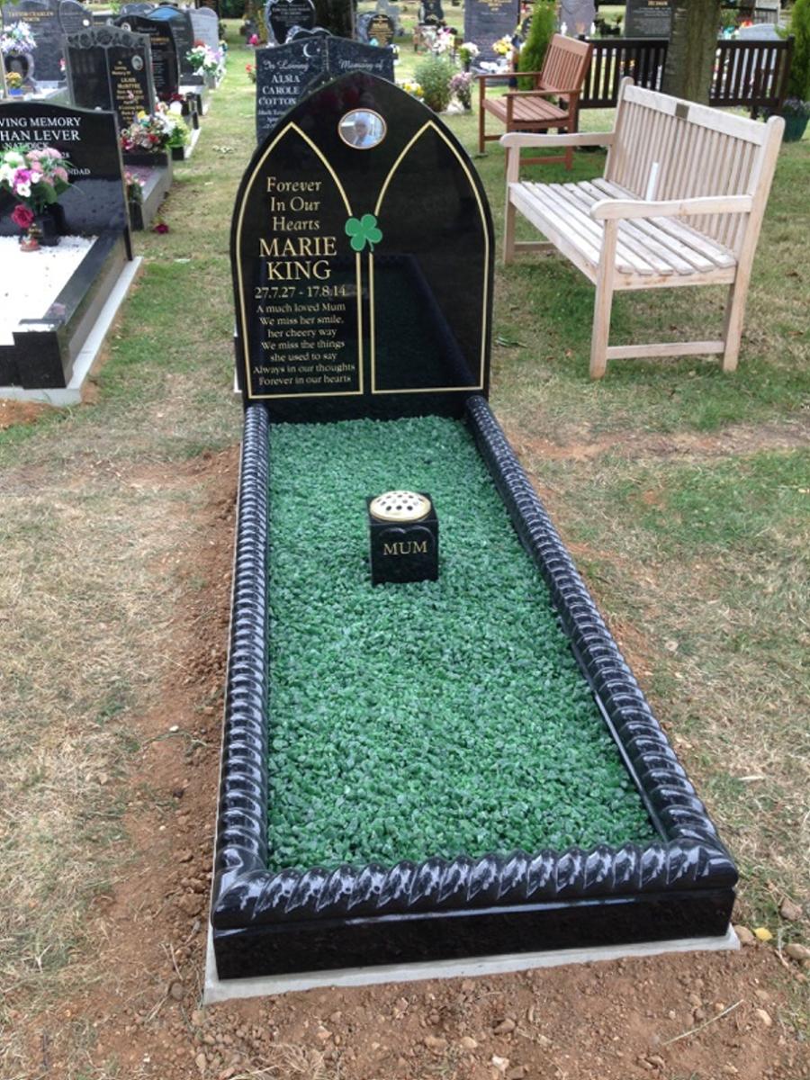 Ogee memorial with rope mouldings with matching base and kerbs