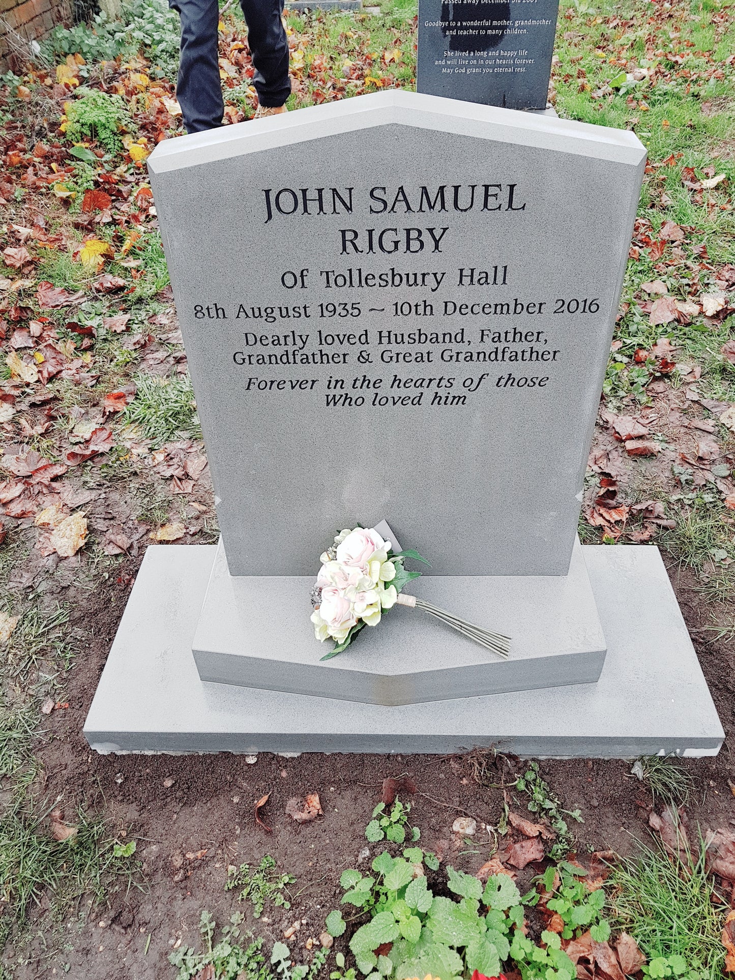 Peon top memorial with sandblasted rose and cross panel