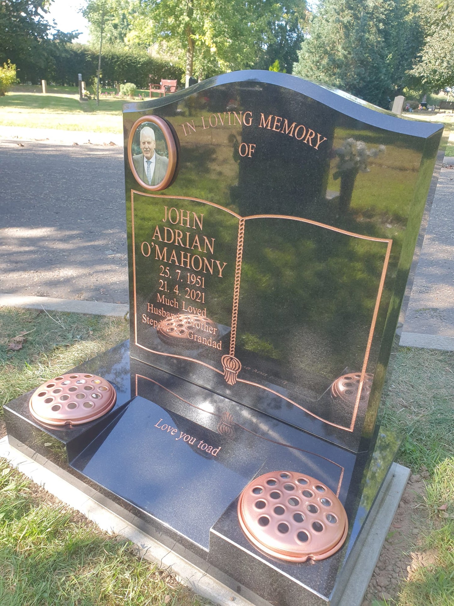 Ogee shaped memorial with optional star design