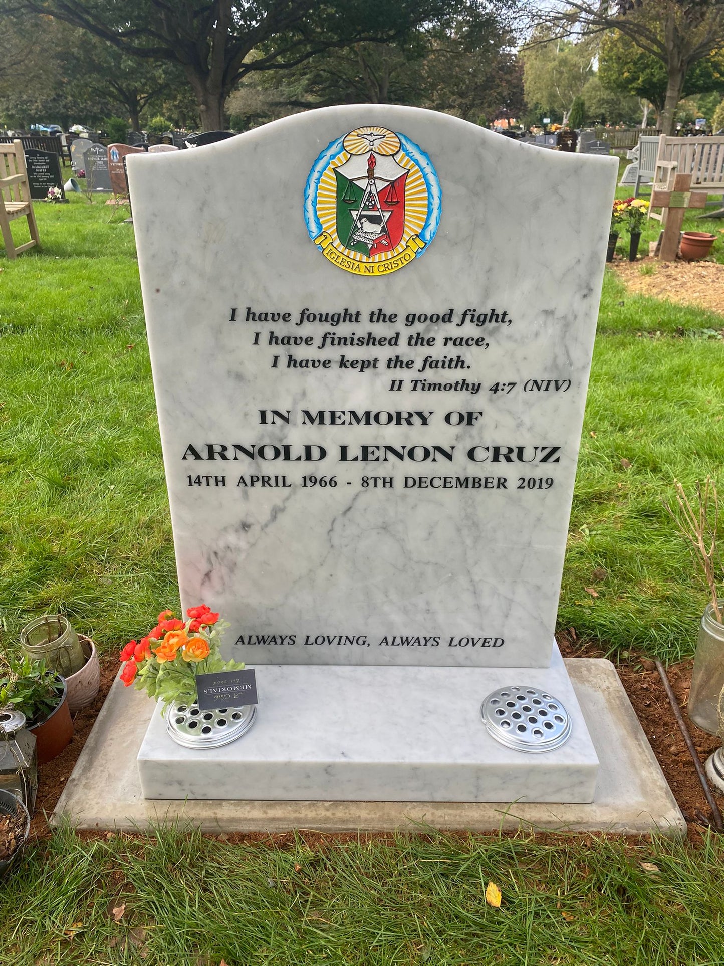 Ogee shaped memorial with optional star design