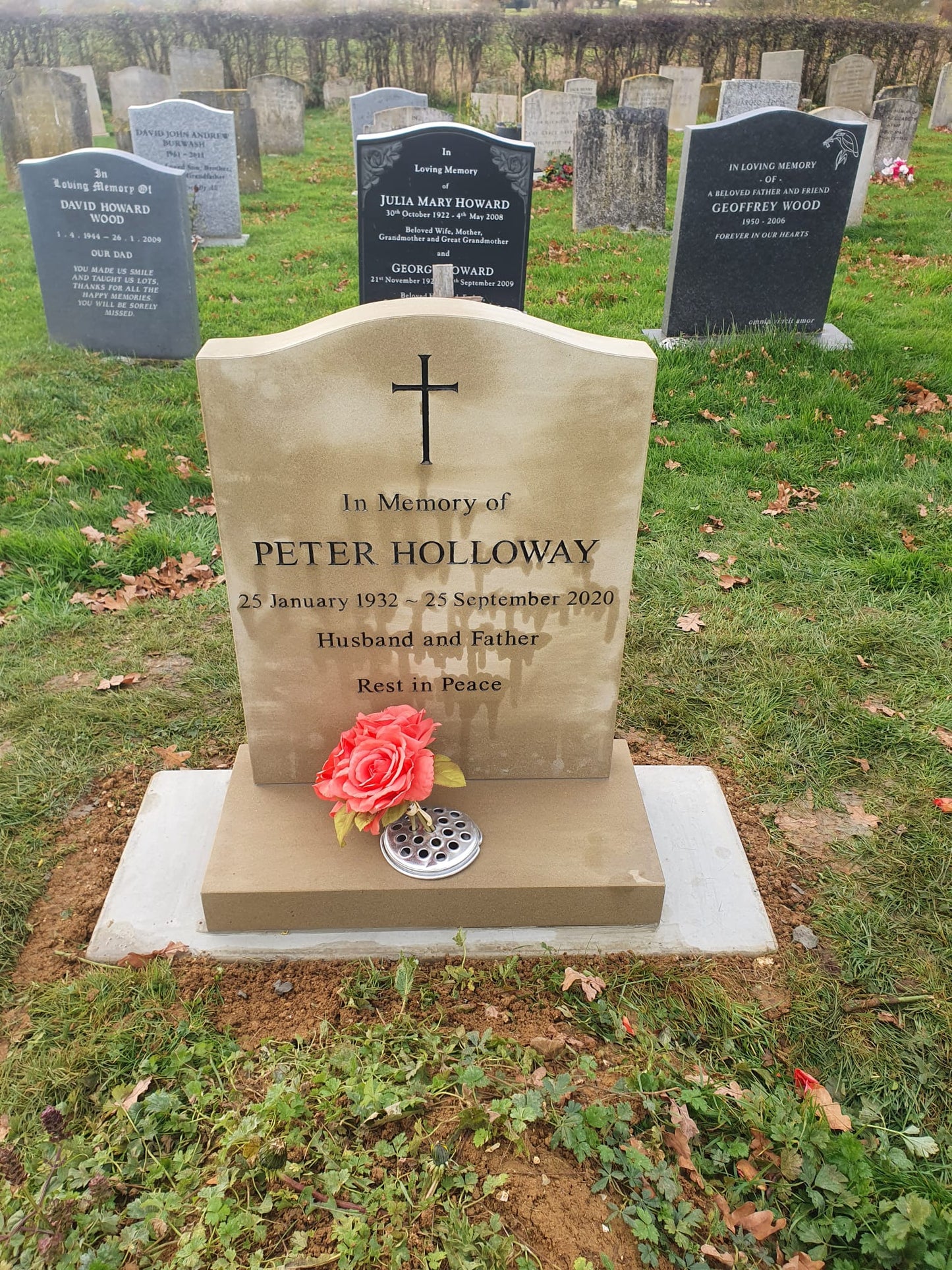 Ogee shaped memorial with optional pin line design