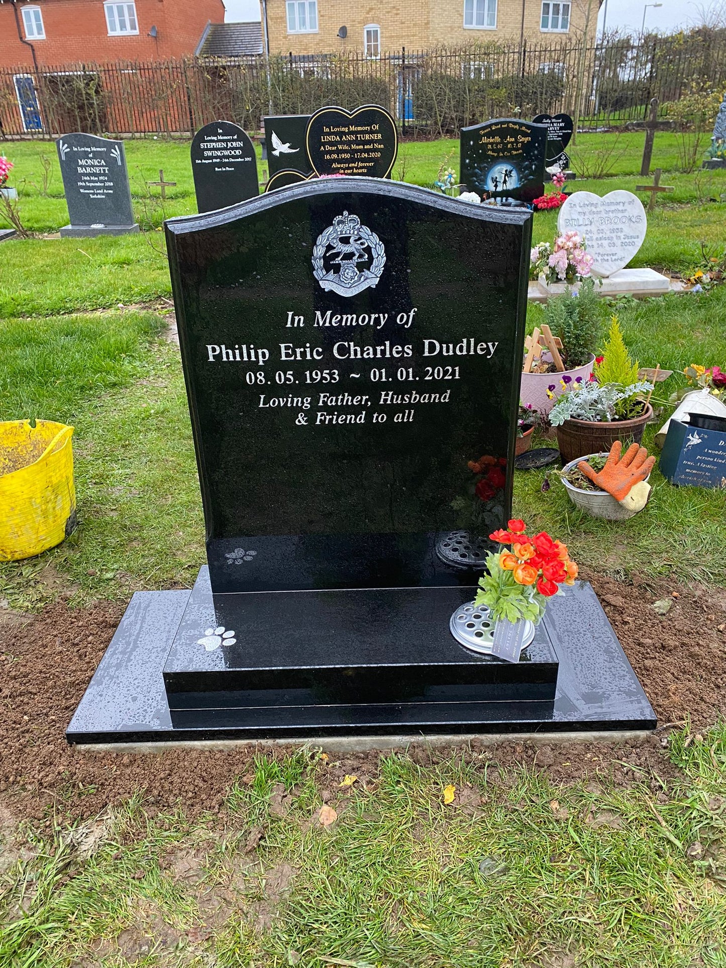 Ogee shaped memorial with optional star design