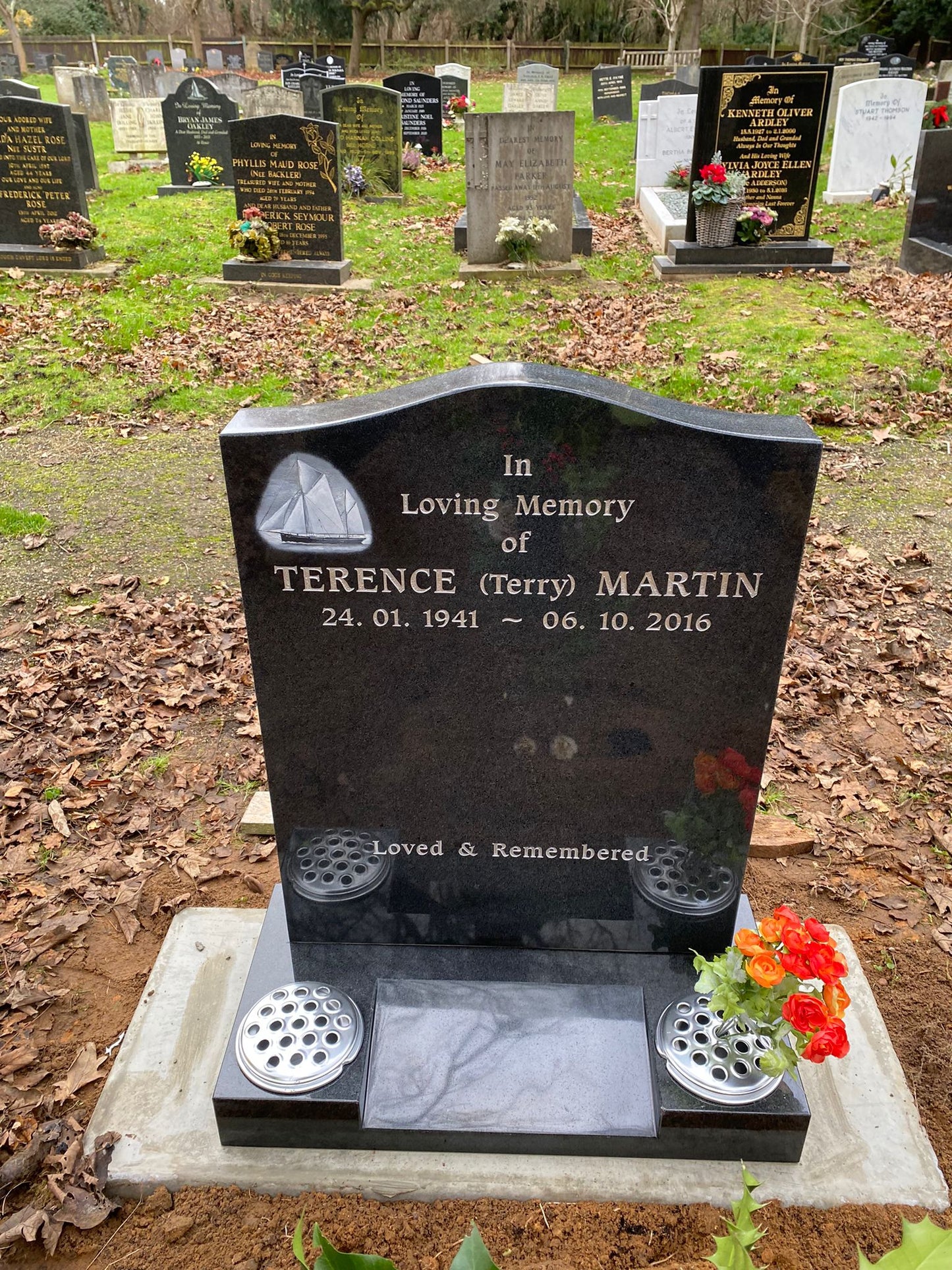 Ogee shaped memorial with optional star design