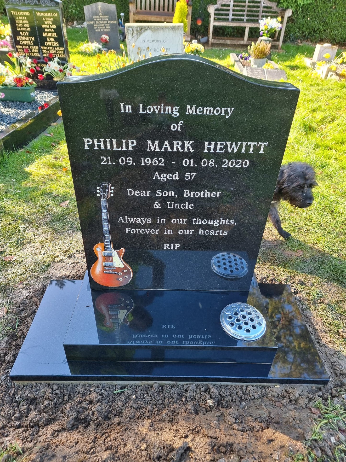 Ogee shaped memorial with optional pin line design
