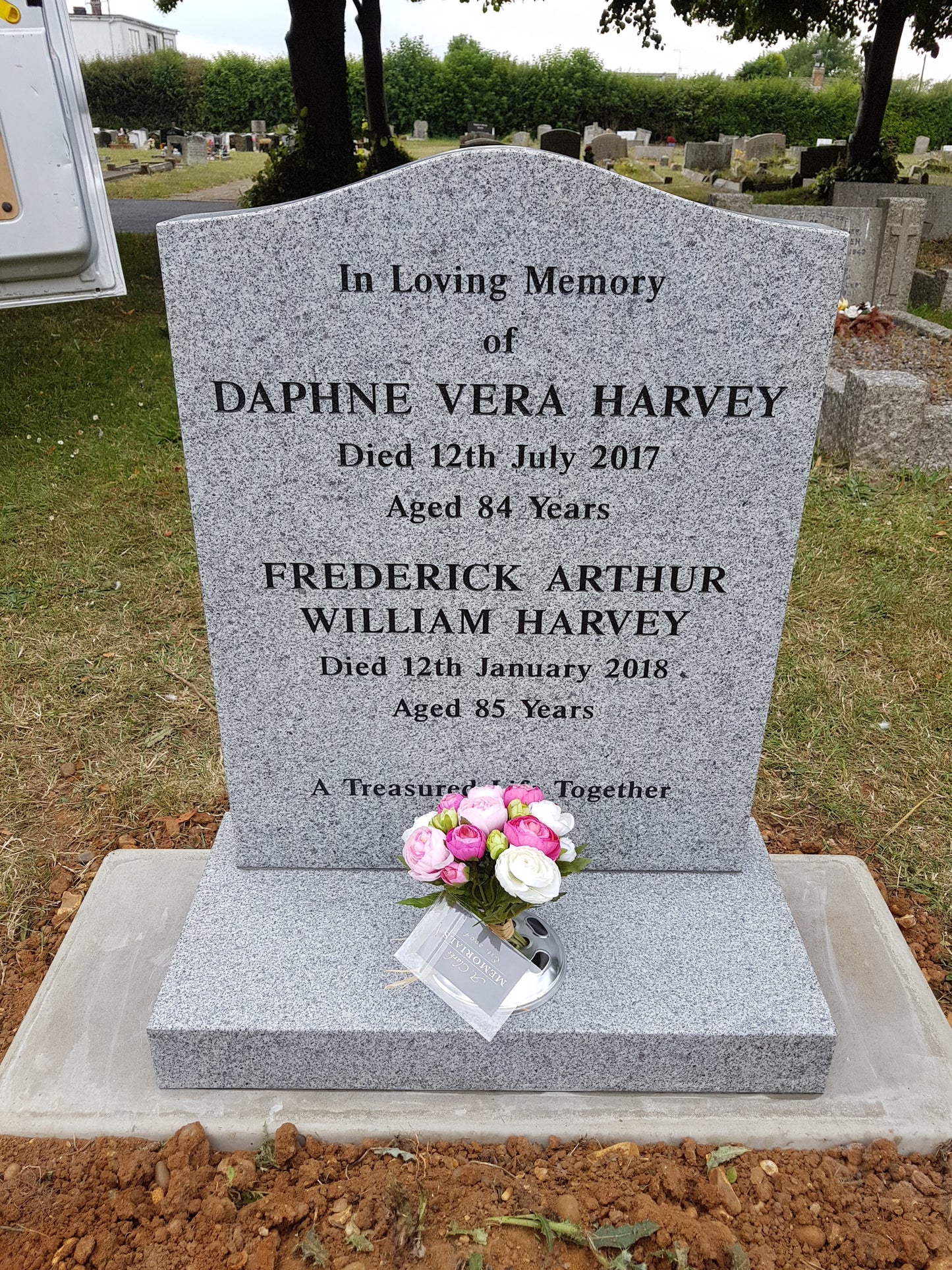 Ogee shaped memorial with optional star design