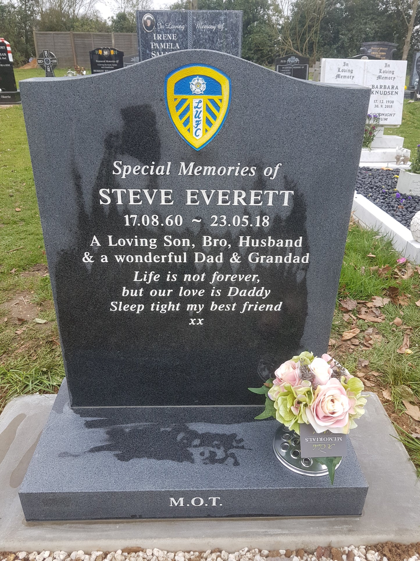 Ogee shaped memorial with optional star design