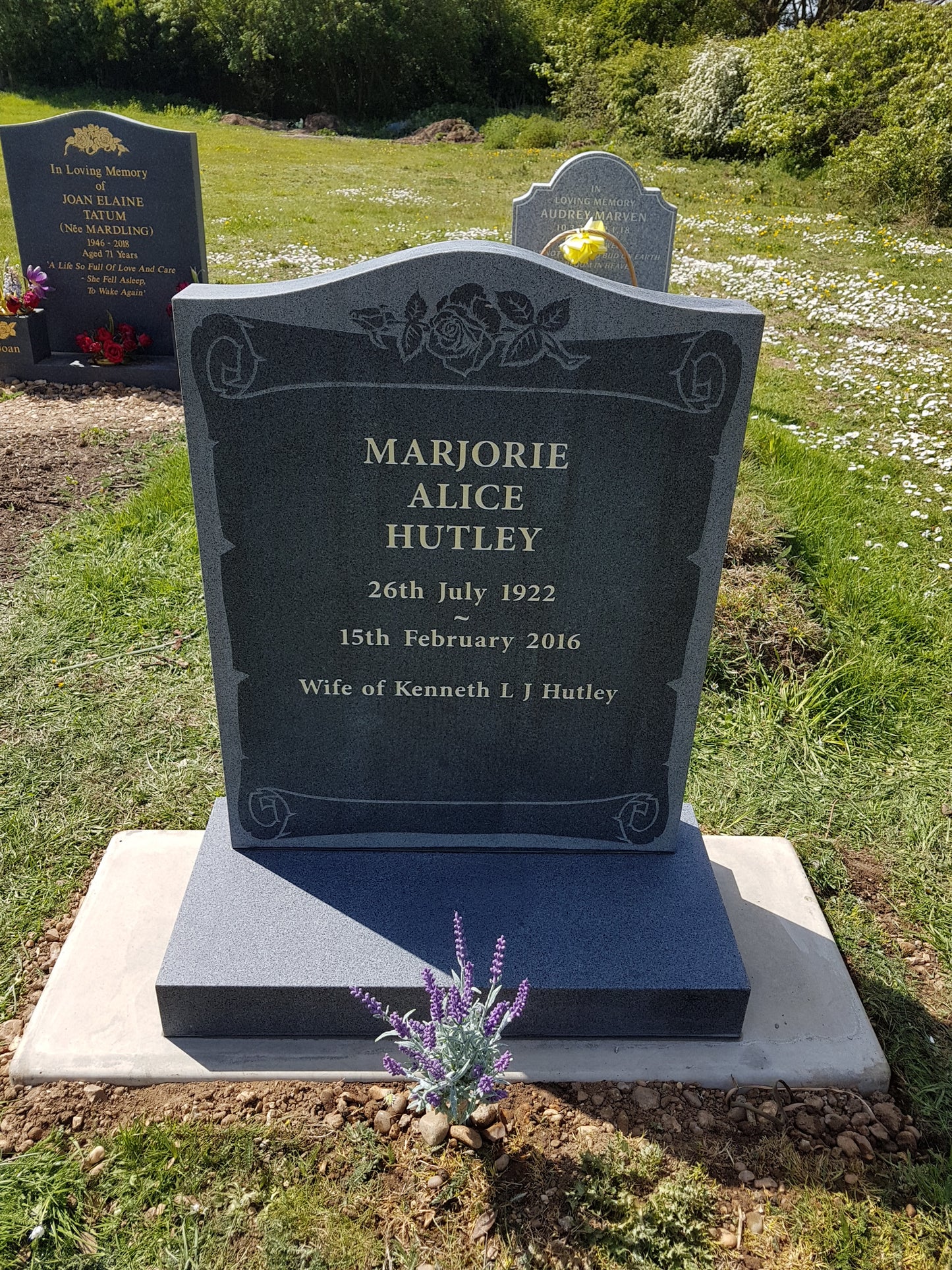 Ogee shaped memorial with optional pin line design