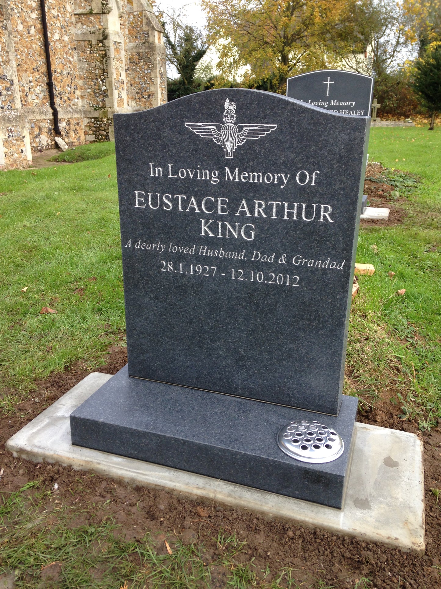 Ogee shaped memorial with optional pin line design
