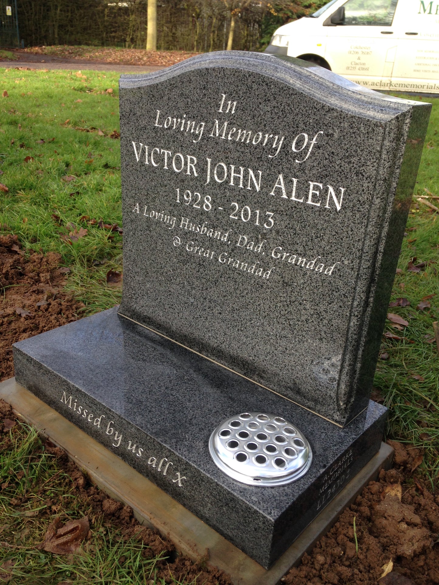 Ogee shaped memorial with optional star design