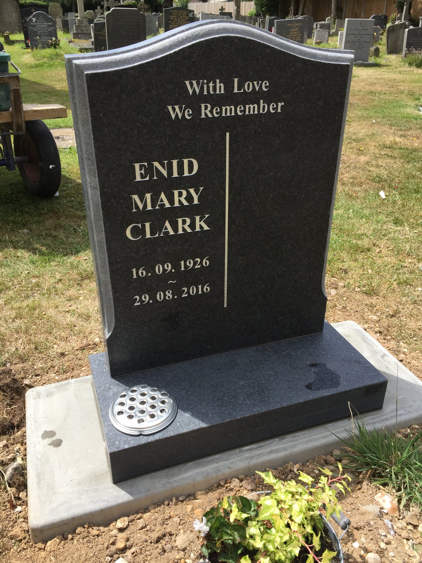 Ogee shaped memorial with optional pin line design