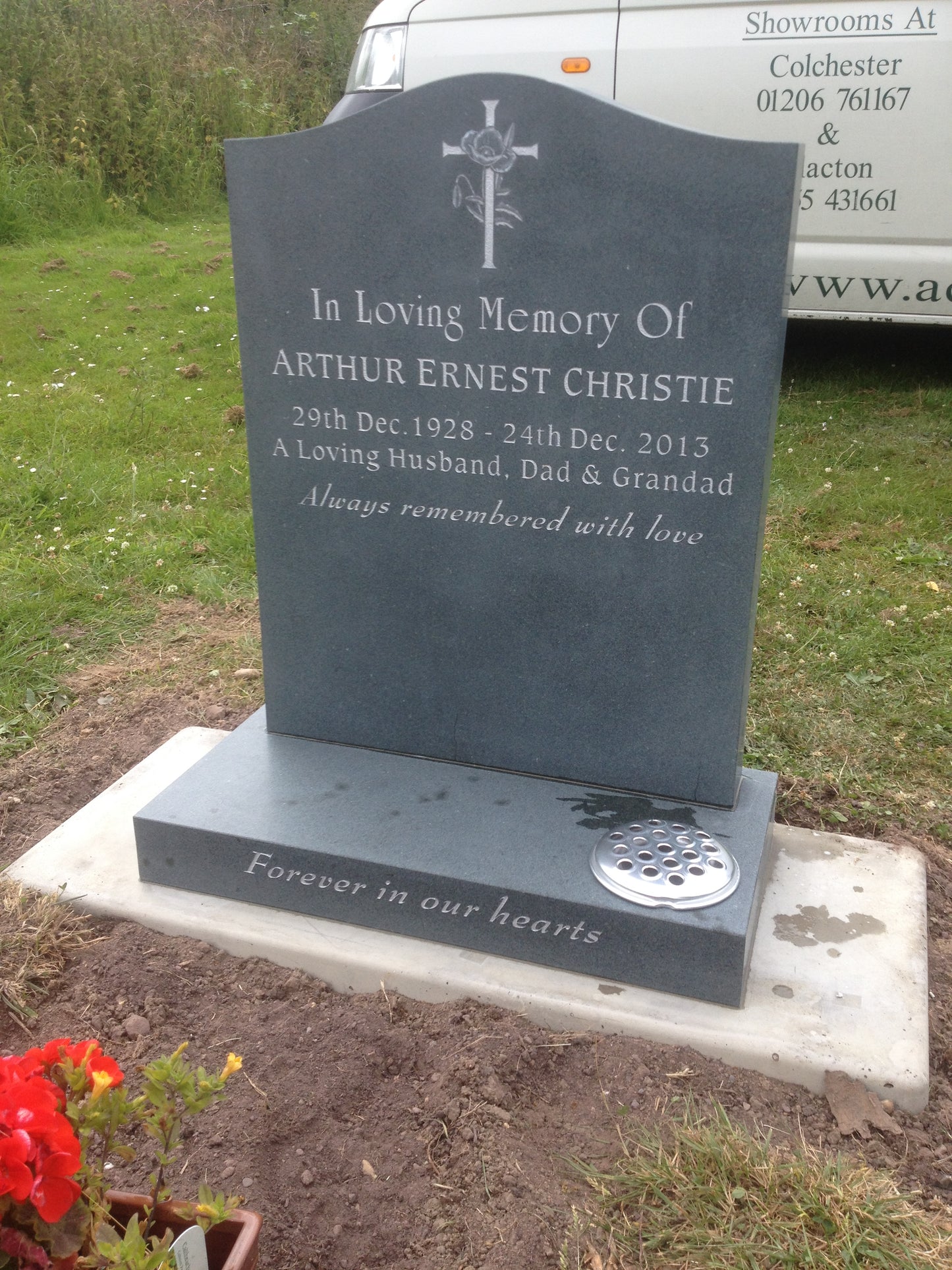Ogee shaped memorial with optional pin line design