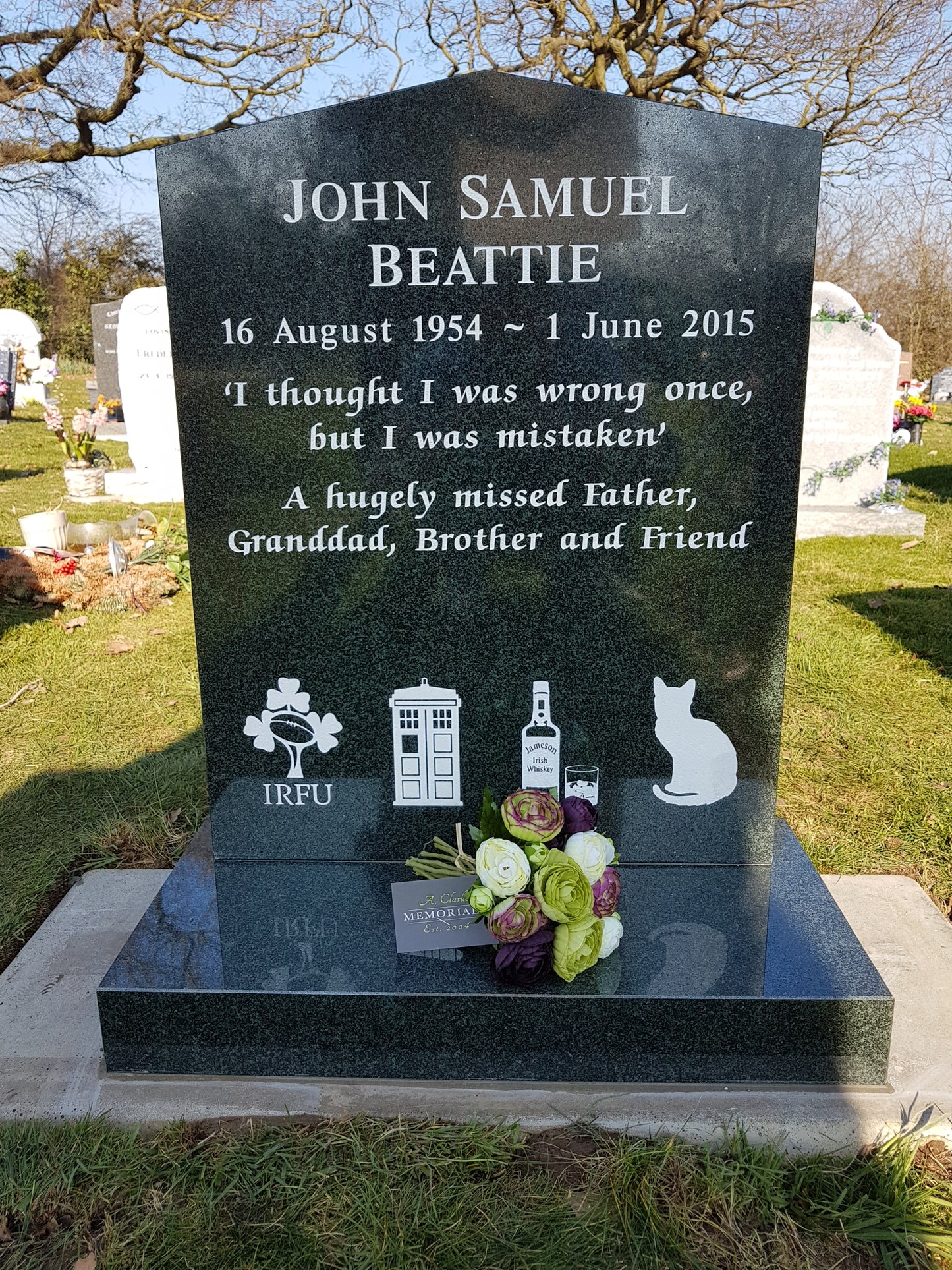Ogee shaped memorial with optional star design