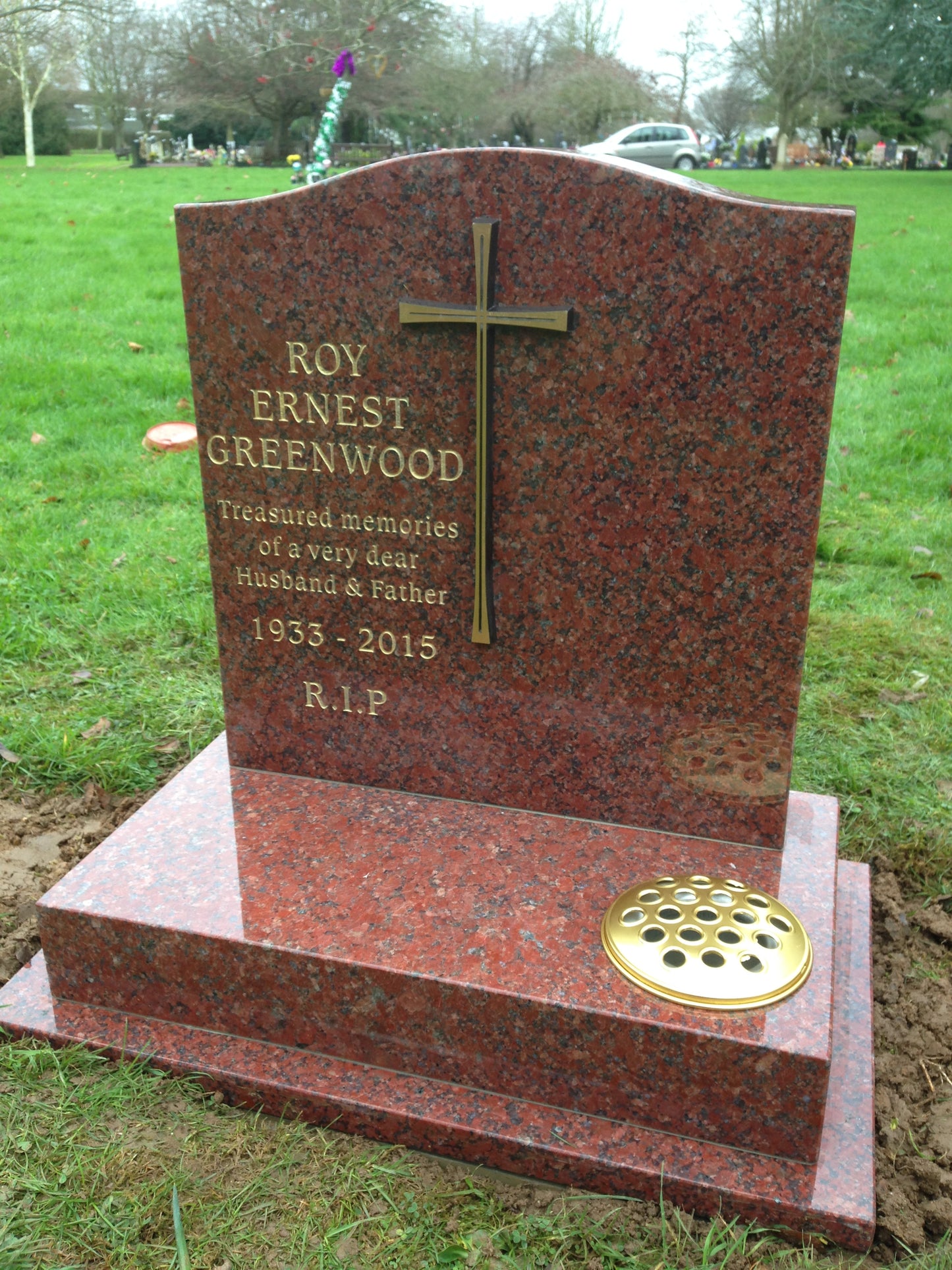 Ogee shaped memorial with optional star design