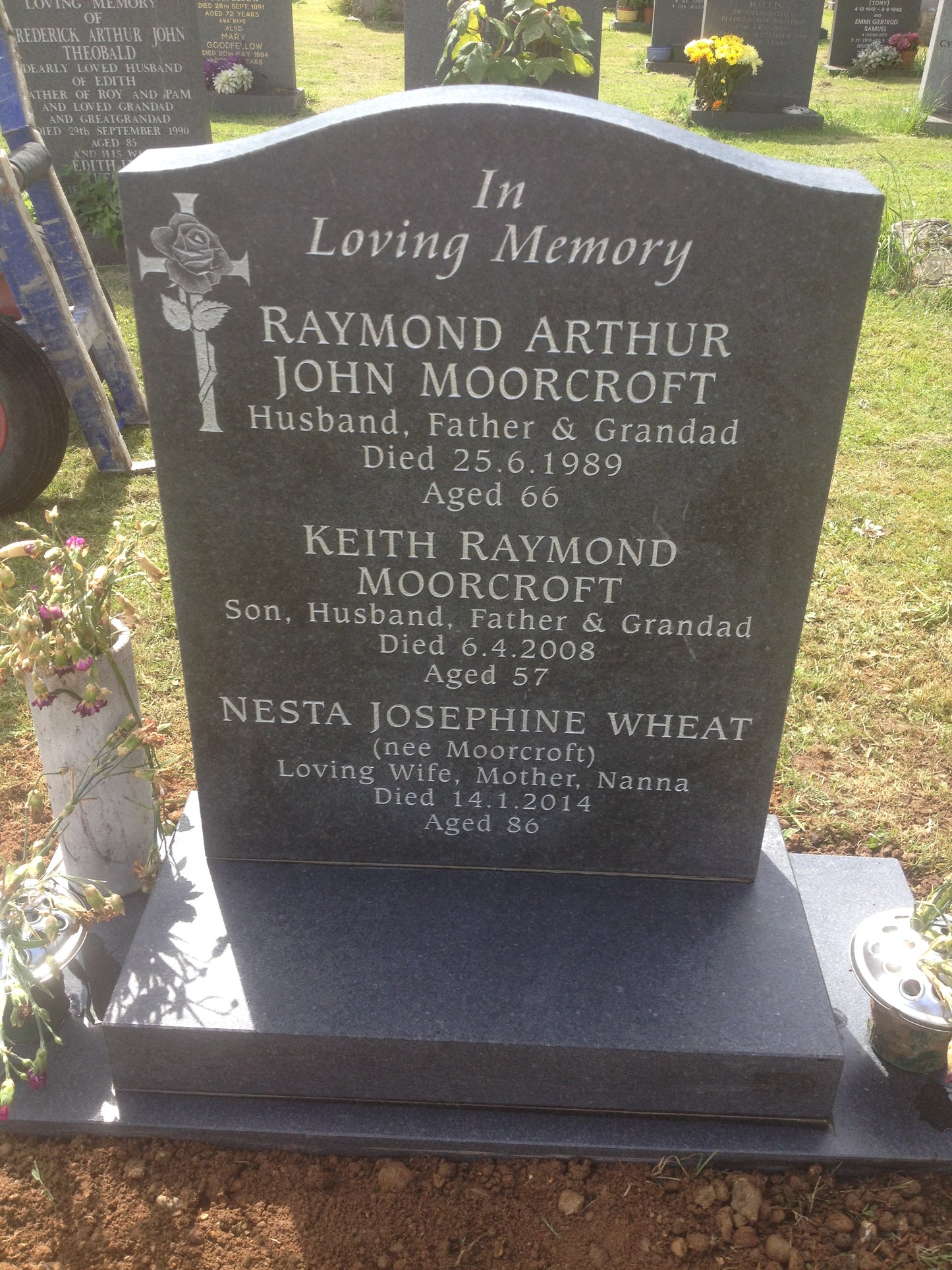 Ogee shaped memorial with optional pin line design