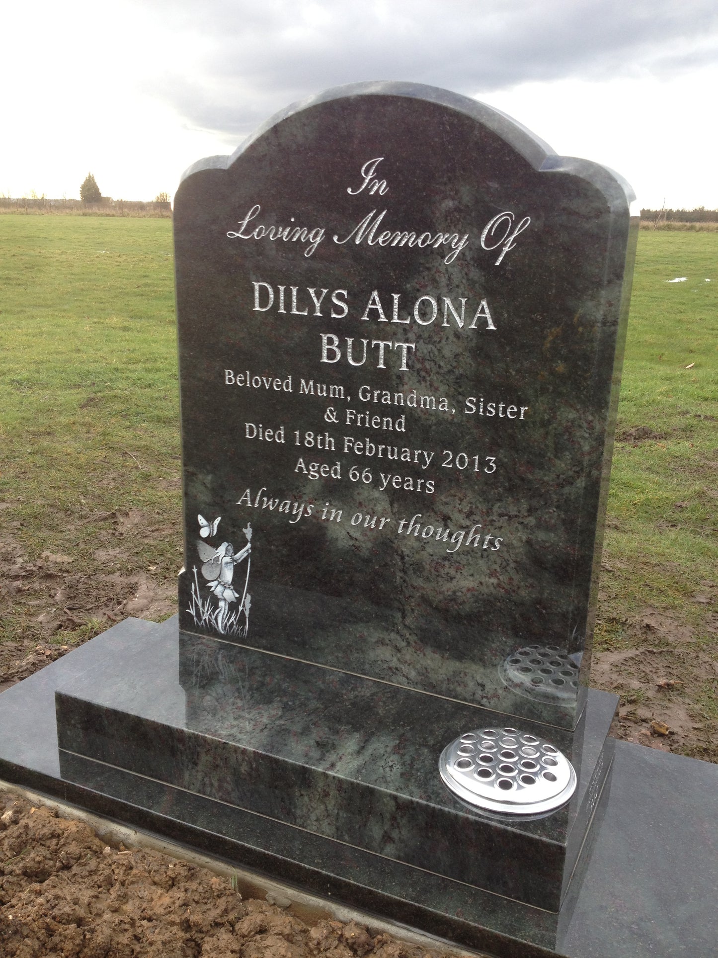 Trefoil shaped memorial with block base & square vase