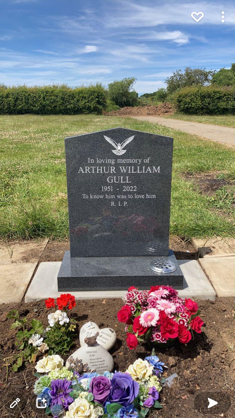 Ogee shaped memorial with optional pin line design