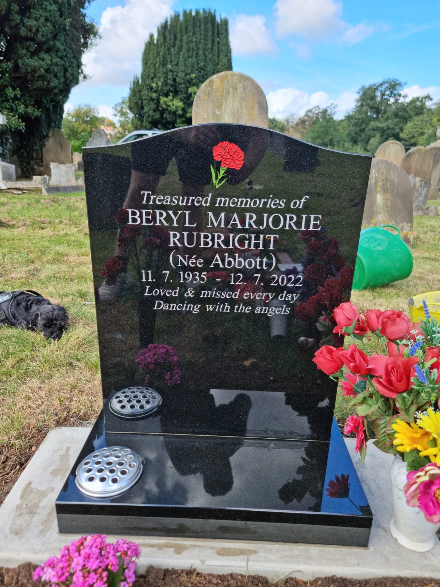 Ogee shaped memorial with optional star design