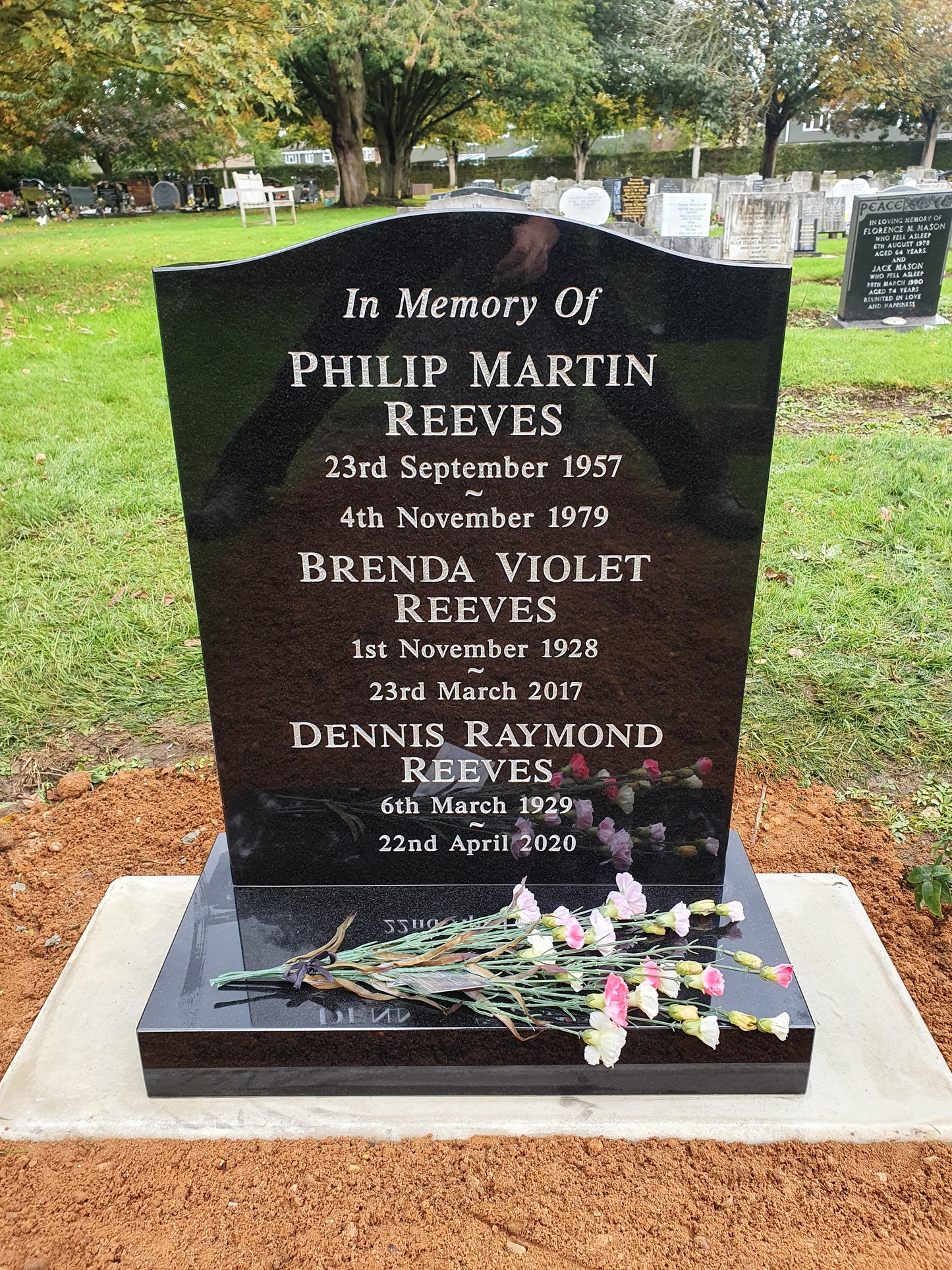 Ogee shaped memorial with optional star design